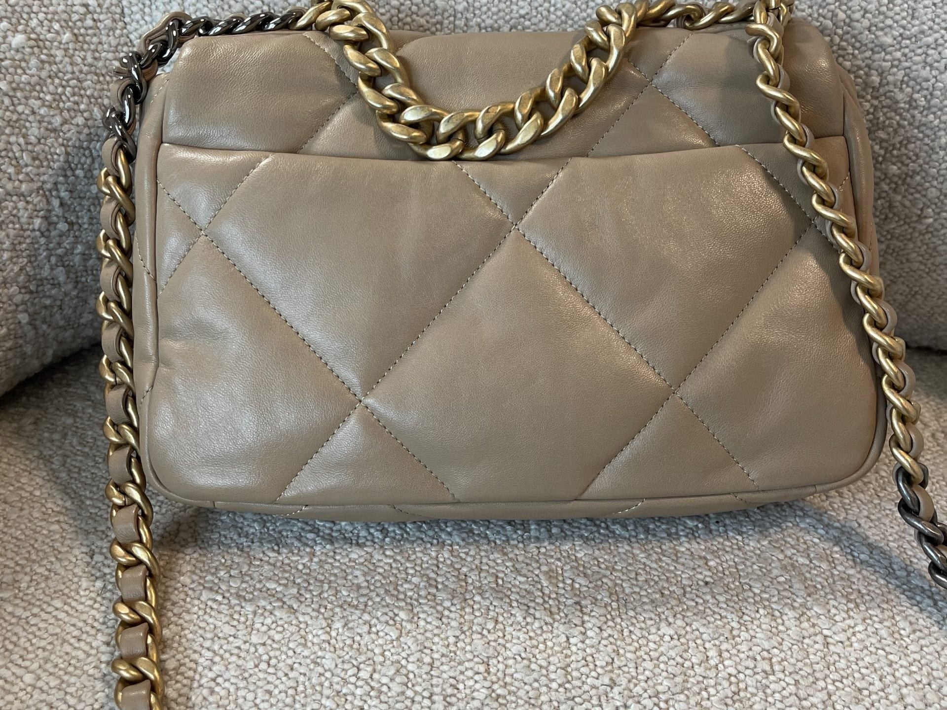 CHANEL Handbag 21S Beige Lambskin Quilted 19 Flap Small Mixed Hardware -Knockoff
