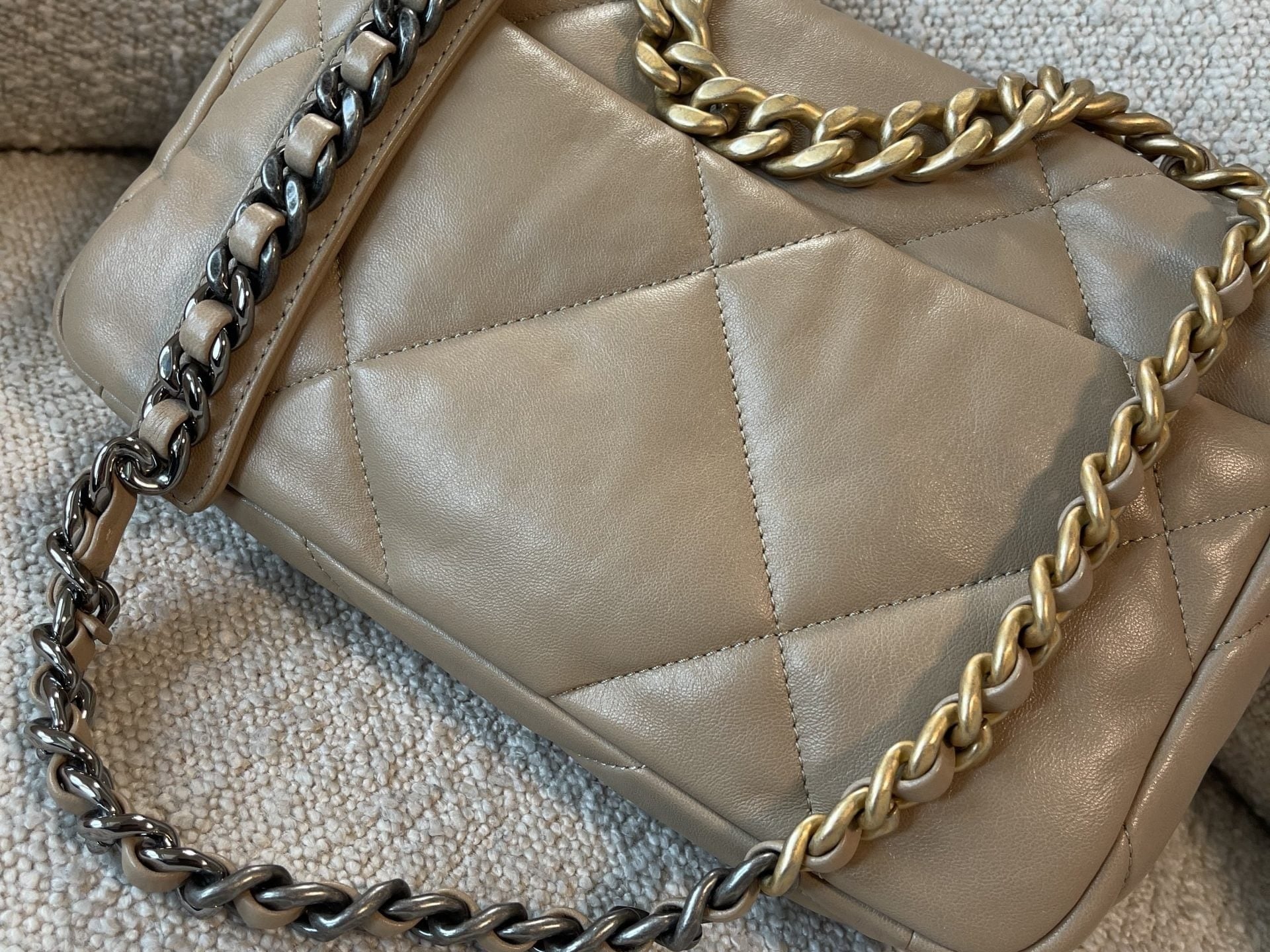 CHANEL Handbag 21S Beige Lambskin Quilted 19 Flap Small Mixed Hardware -Knockoff
