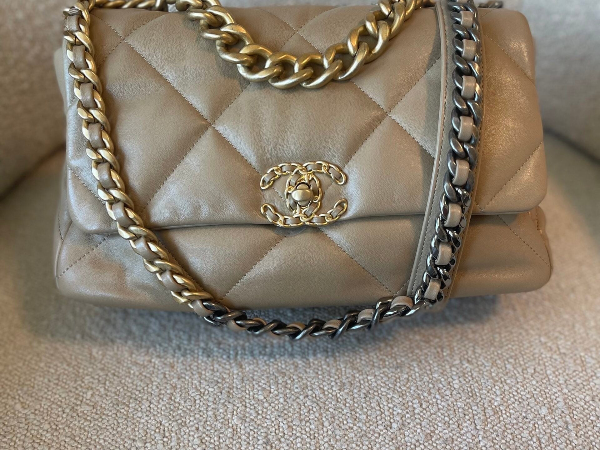 CHANEL Handbag 21S Large Beige/Gold Lambskin Quilted 19 Flap Mixed Hardware -Knockoff
