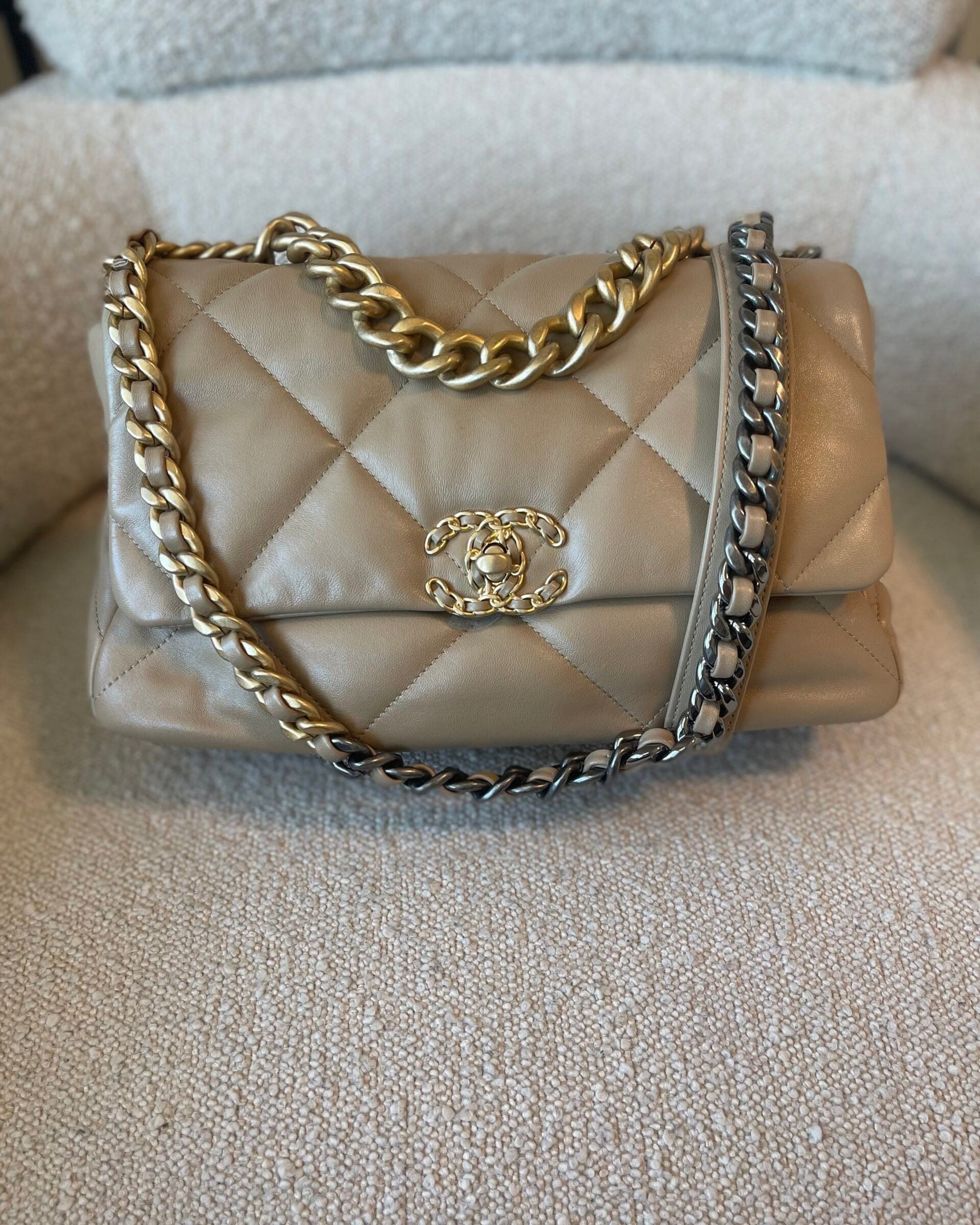 CHANEL Handbag 21S Large Beige/Gold Lambskin Quilted 19 Flap Mixed Hardware -Knockoff
