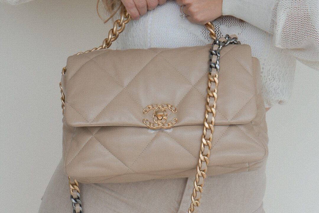 CHANEL Handbag 21S Large Beige/Gold Lambskin Quilted 19 Flap Mixed Hardware -Knockoff
