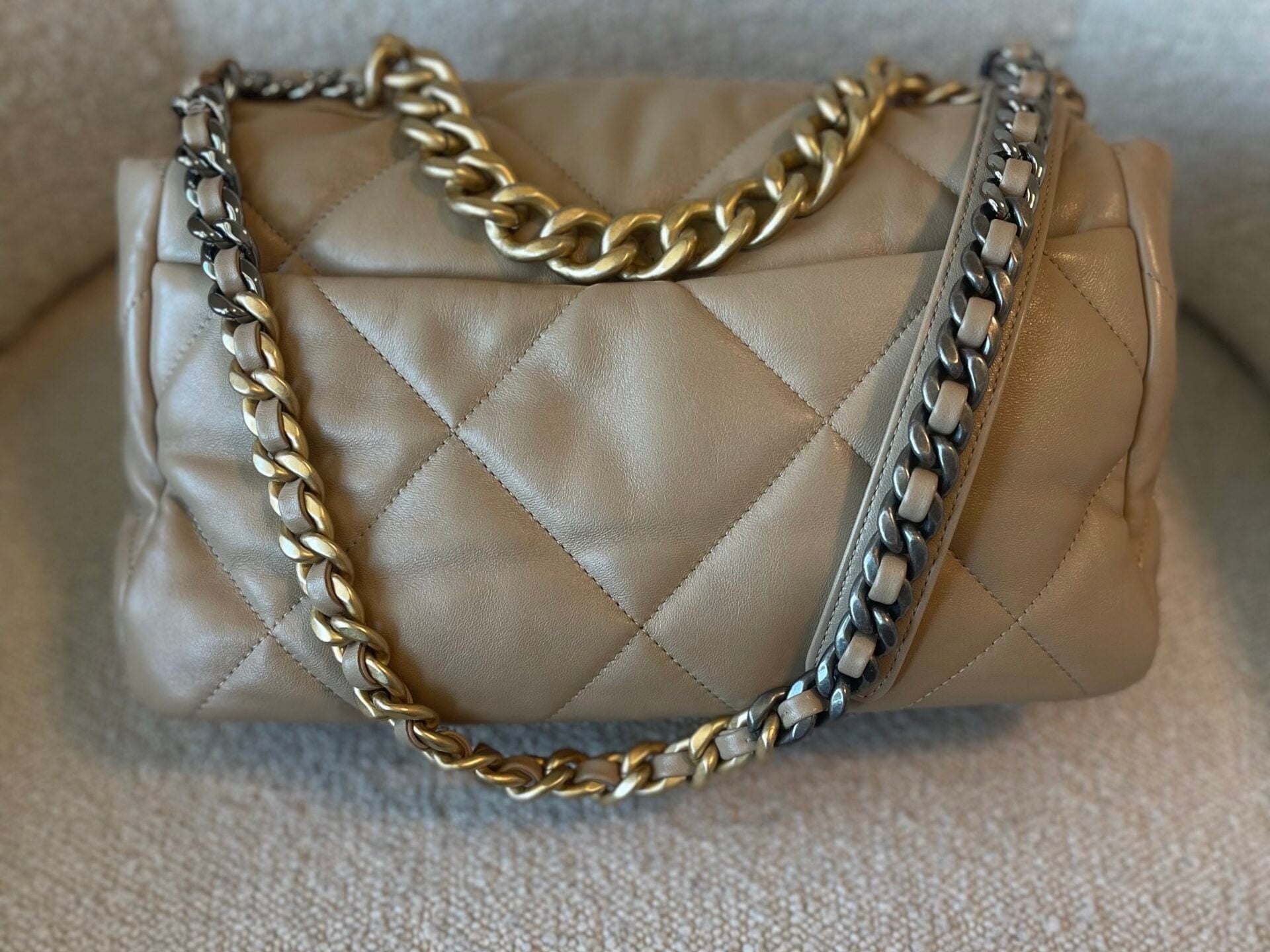 CHANEL Handbag 21S Large Beige/Gold Lambskin Quilted 19 Flap Mixed Hardware -Knockoff
