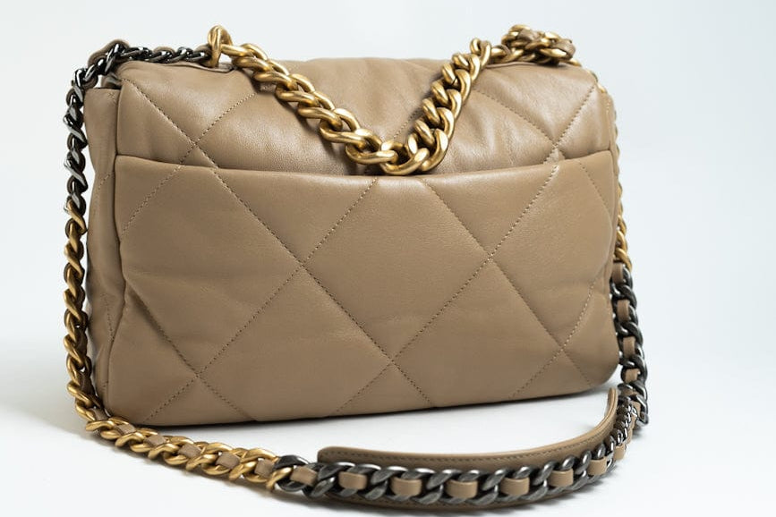 CHANEL Handbag 21S Large Beige/Gold Lambskin Quilted 19 Flap Mixed Hardware -Knockoff
