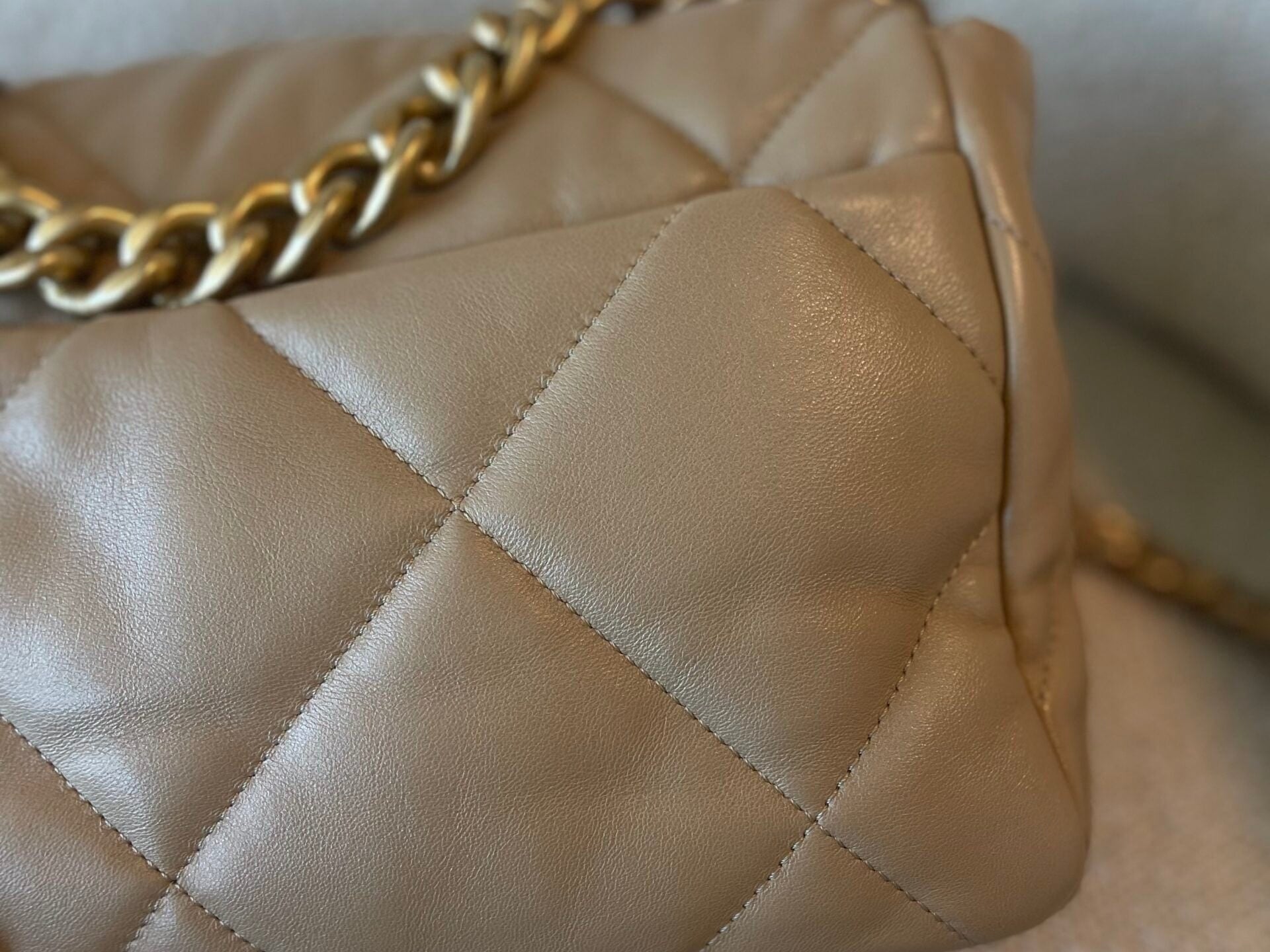 CHANEL Handbag 21S Large Beige/Gold Lambskin Quilted 19 Flap Mixed Hardware -Knockoff
