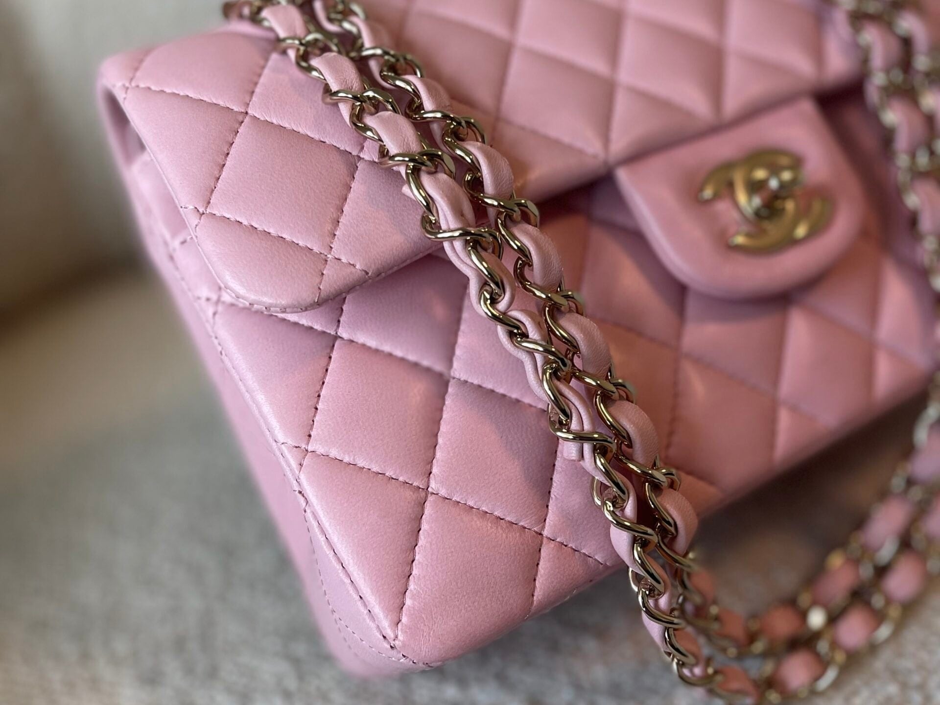 CHANEL Handbag 21S Light Pink Lambskin Quilted Classic Flap Small -Knockoff
