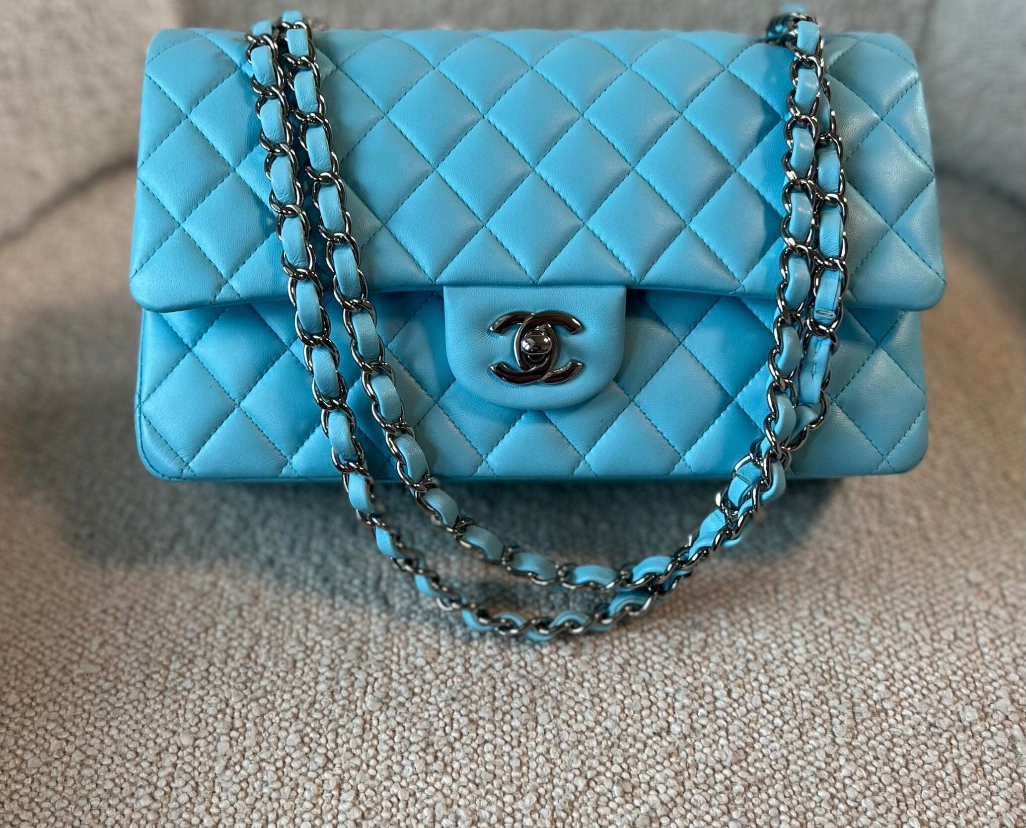 CHANEL Handbag 21S Neon Blue Lambskin Quilted Classic Flap Medium SHW -Knockoff
