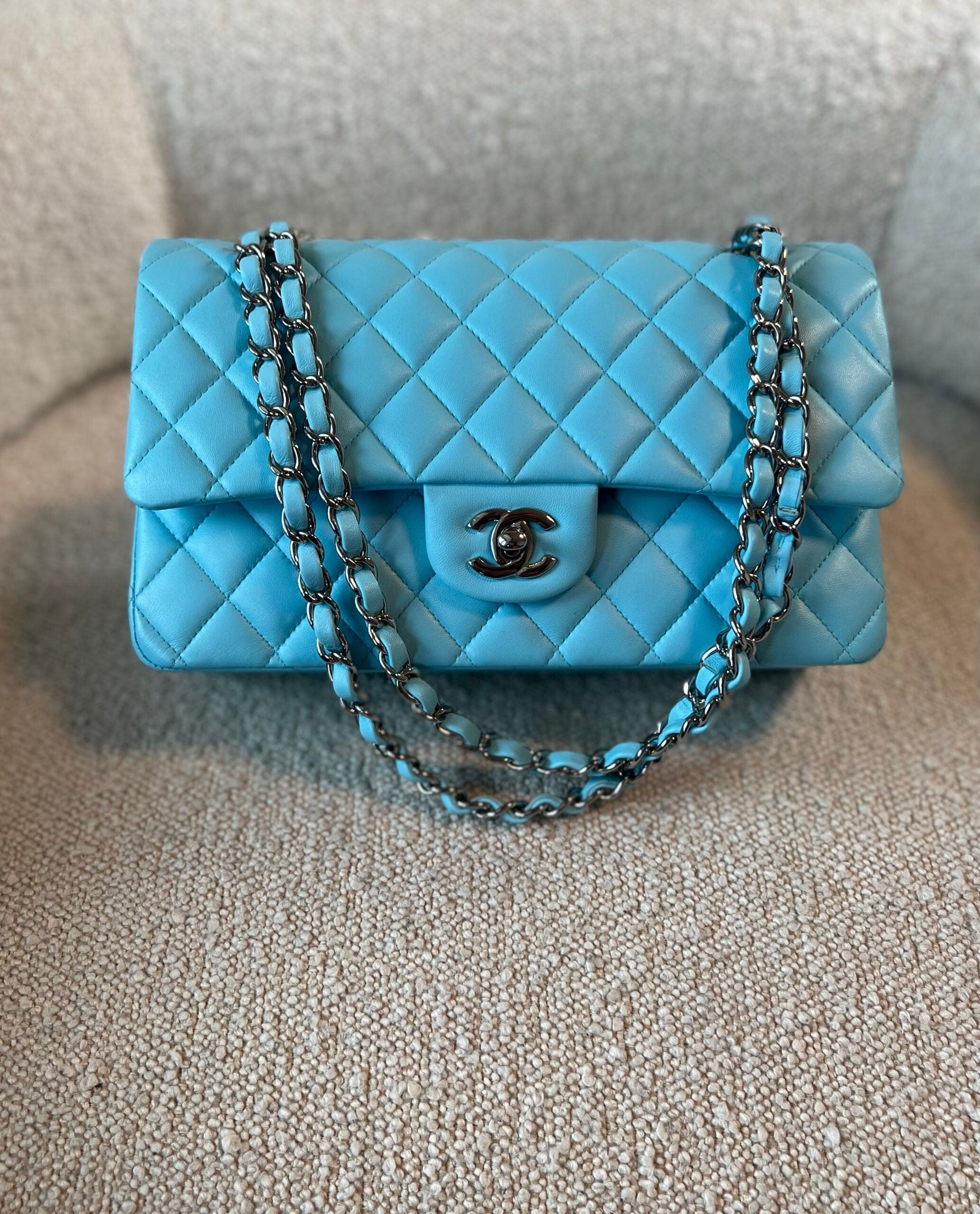 CHANEL Handbag 21S Neon Blue Lambskin Quilted Classic Flap Medium SHW -Knockoff
