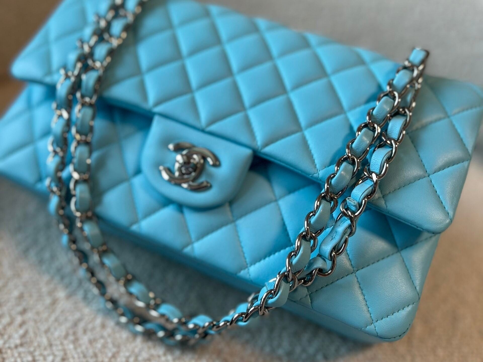 CHANEL Handbag 21S Neon Blue Lambskin Quilted Classic Flap Medium SHW -Knockoff
