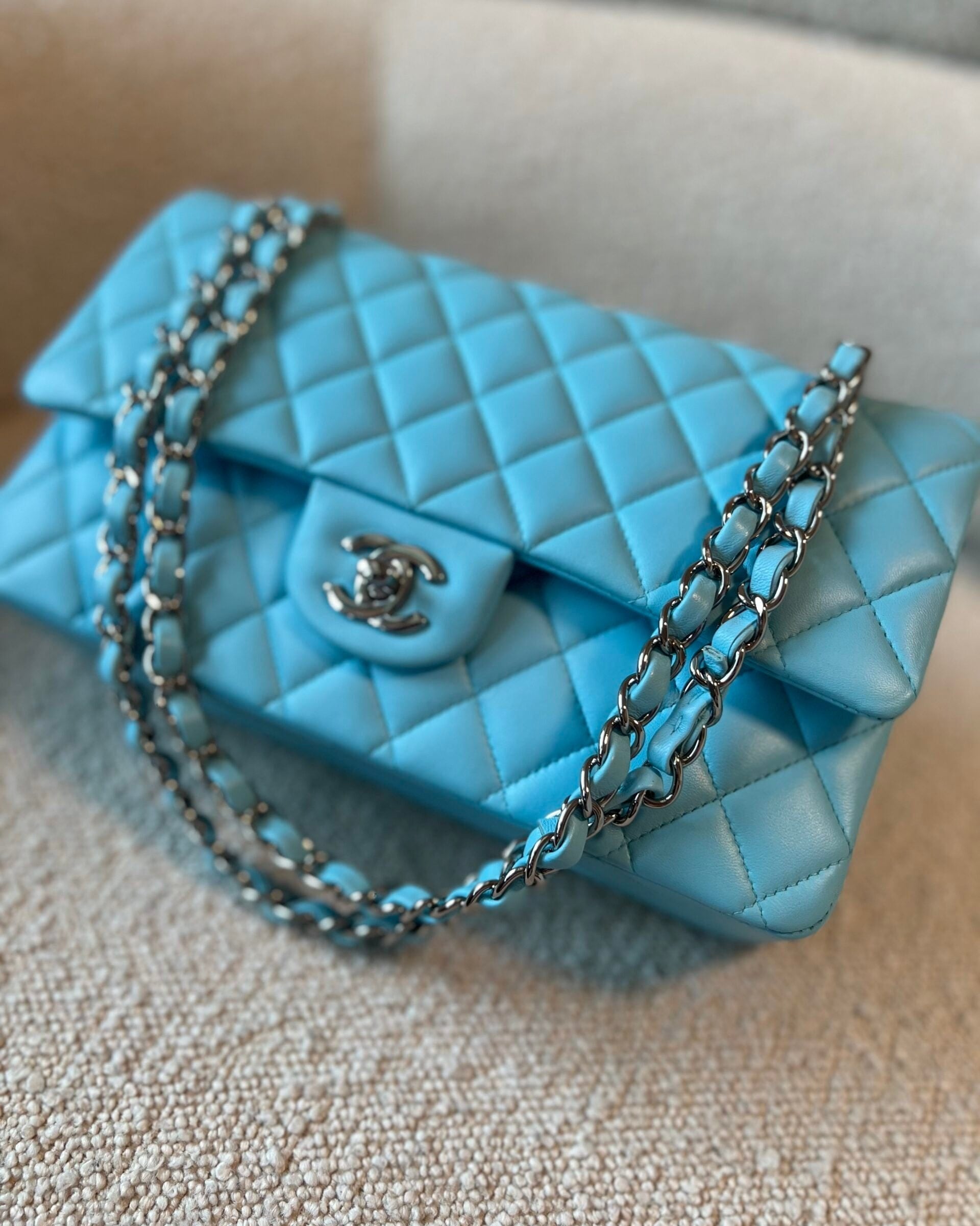 CHANEL Handbag 21S Neon Blue Lambskin Quilted Classic Flap Medium SHW -Knockoff
