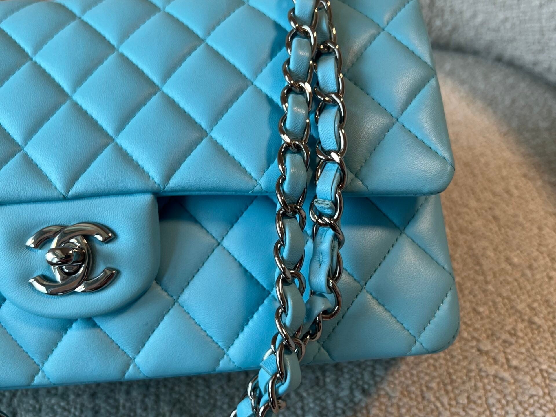 CHANEL Handbag 21S Neon Blue Lambskin Quilted Classic Flap Medium SHW -Knockoff
