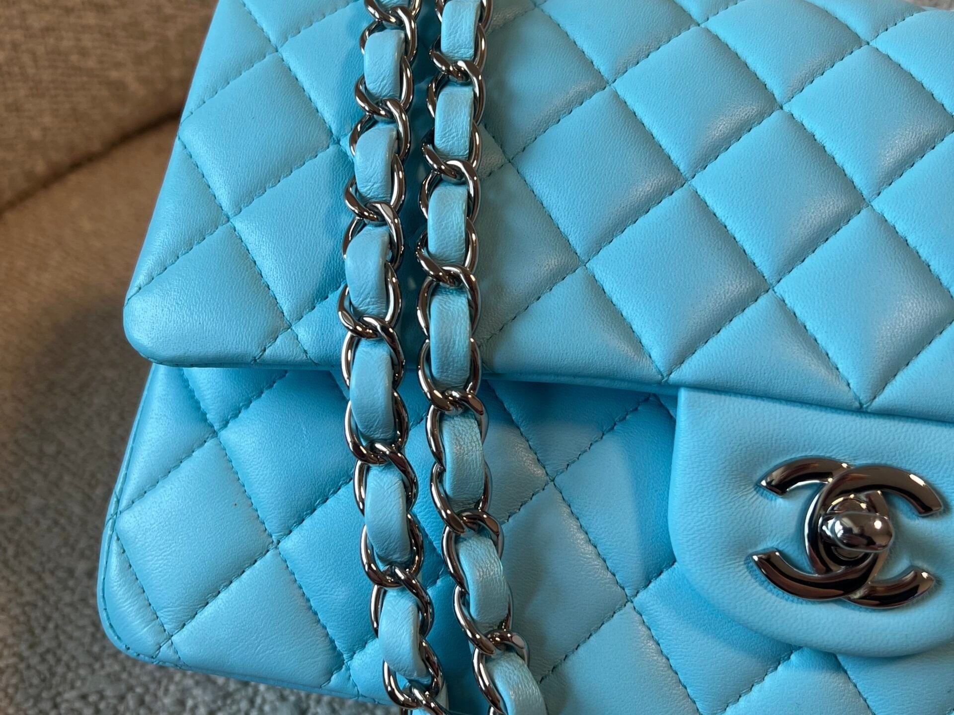 CHANEL Handbag 21S Neon Blue Lambskin Quilted Classic Flap Medium SHW -Knockoff
