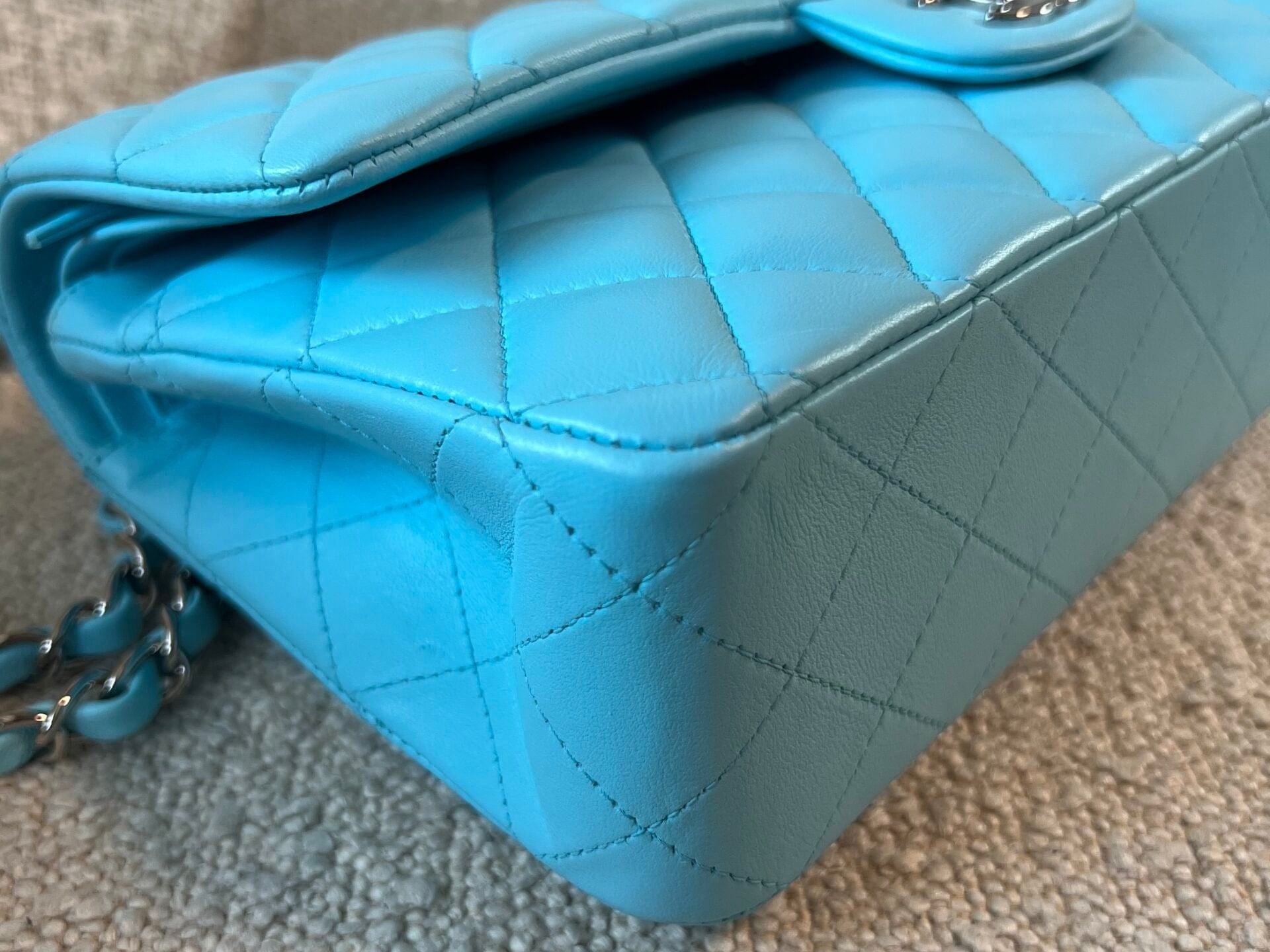 CHANEL Handbag 21S Neon Blue Lambskin Quilted Classic Flap Medium SHW -Knockoff
