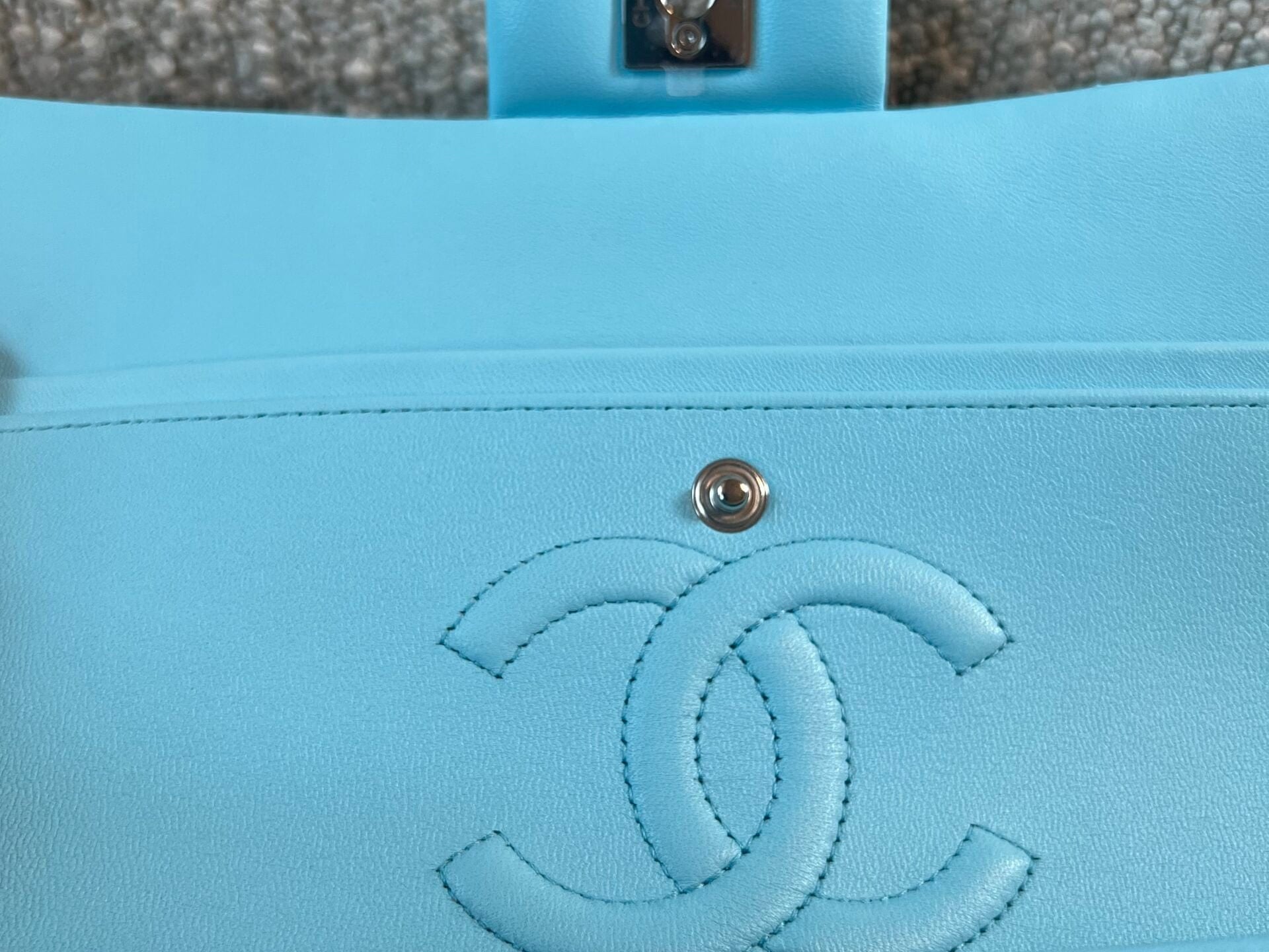 CHANEL Handbag 21S Neon Blue Lambskin Quilted Classic Flap Medium SHW -Knockoff
