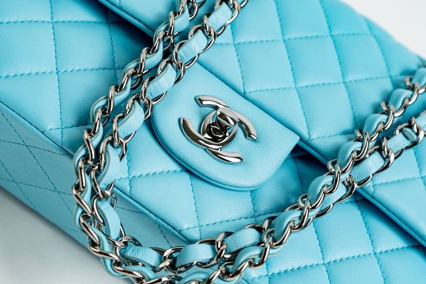 CHANEL Handbag 21S Neon Blue Lambskin Quilted Classic Flap Medium SHW -Knockoff
