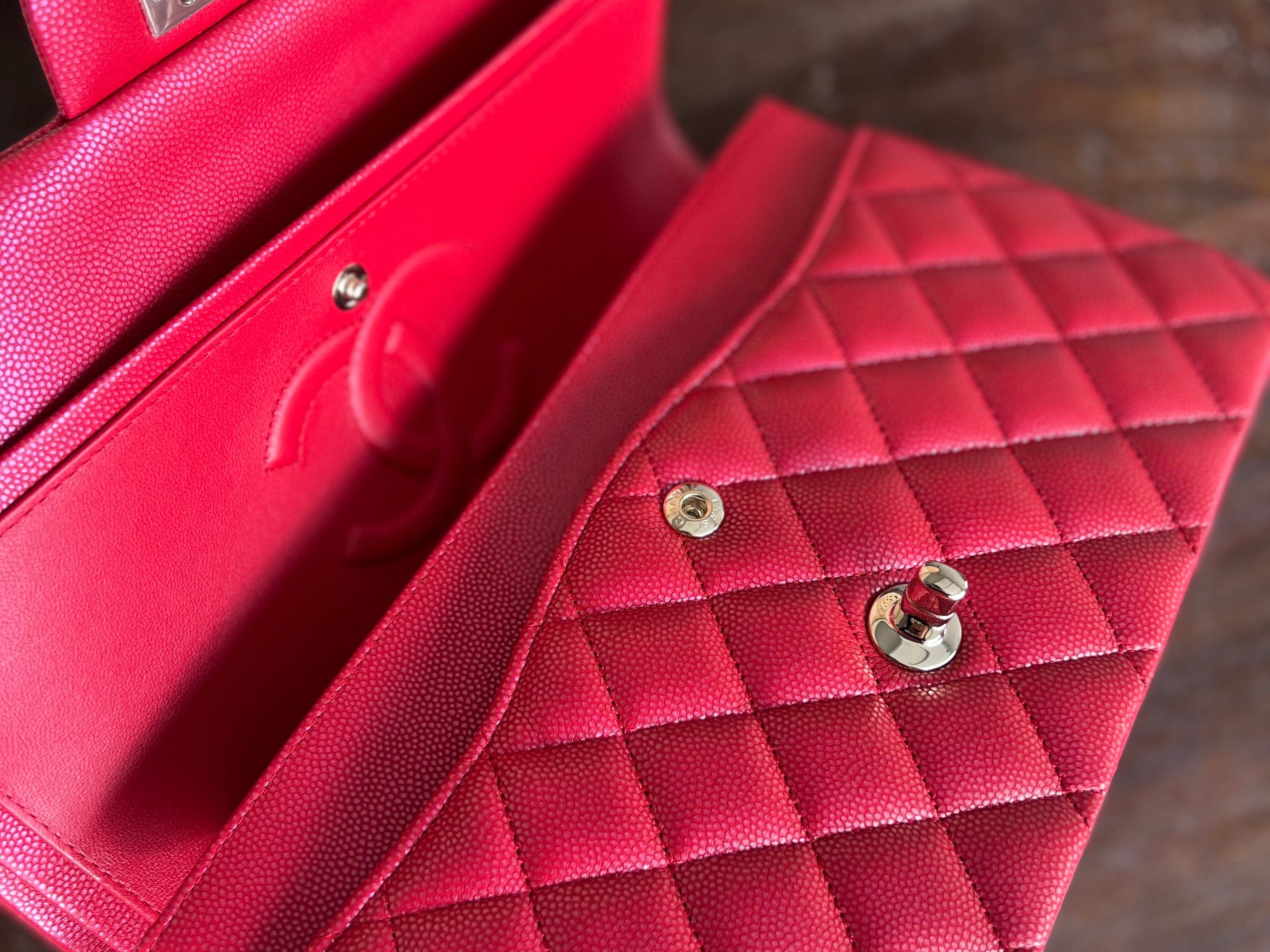 Chanel Handbag 21S Red Iridescent Caviar Quilted Classic Flap Medium -Knockoff
