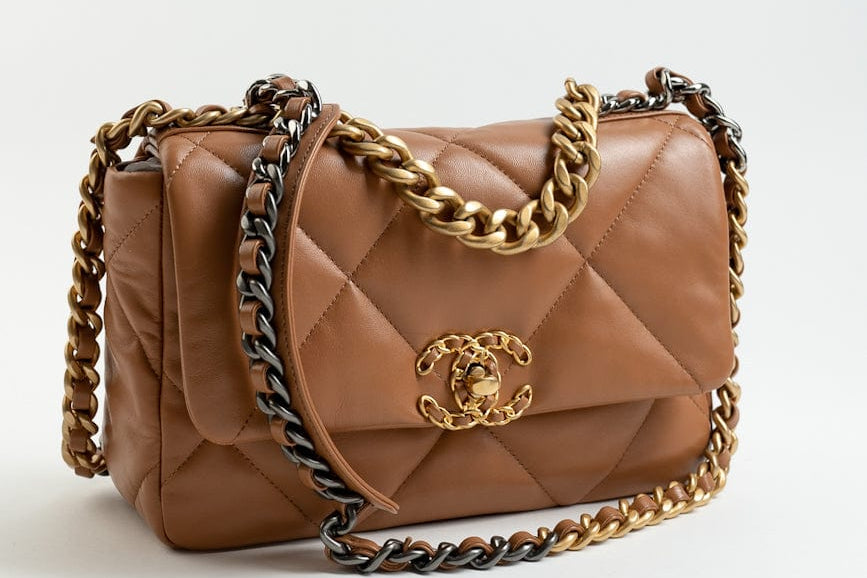 CHANEL Handbag 22A Caramel / Light Brown Lambskin Quilted 19 Flap Small MHW -Knockoff
