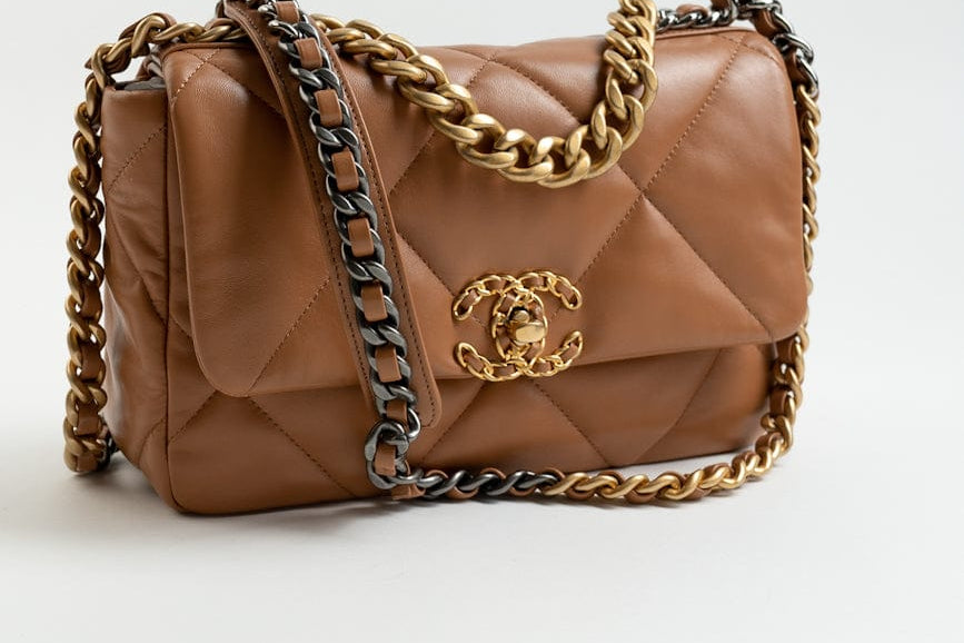 CHANEL Handbag 22A Caramel / Light Brown Lambskin Quilted 19 Flap Small MHW -Knockoff
