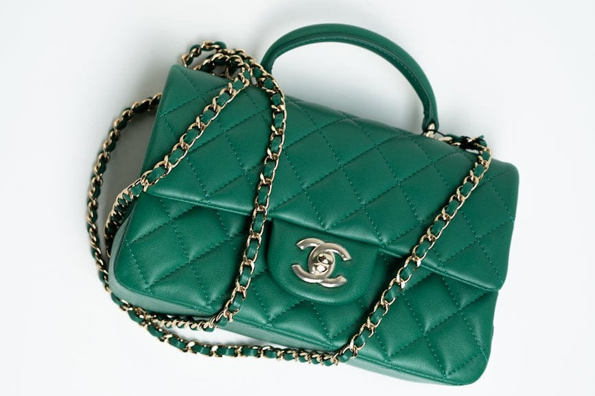 CHANEL Handbag 22A Emerald Green Lambskin Quilted Mini Top Handle LGHW -Knockoff
