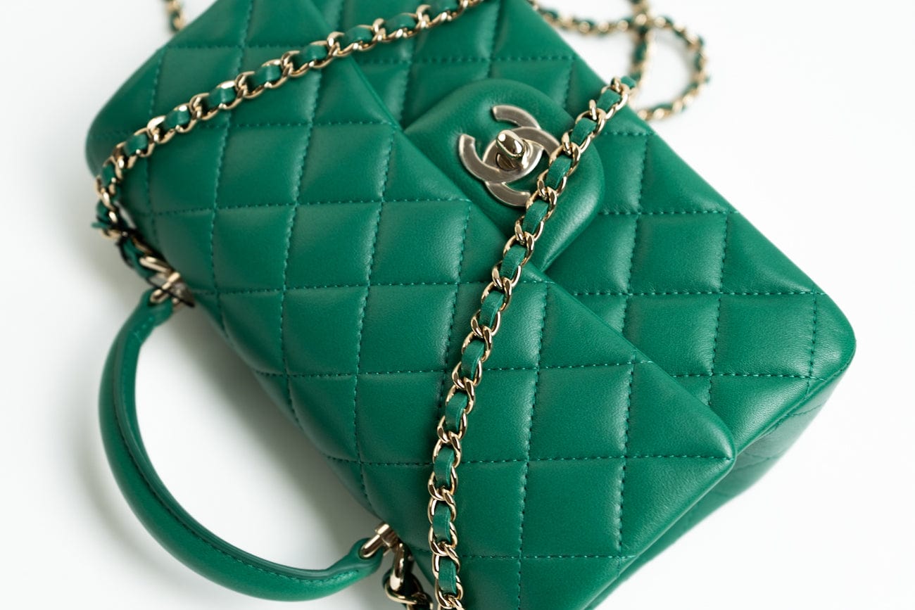 CHANEL Handbag 22A Emerald Green Lambskin Quilted Mini Top Handle LGHW -Knockoff
