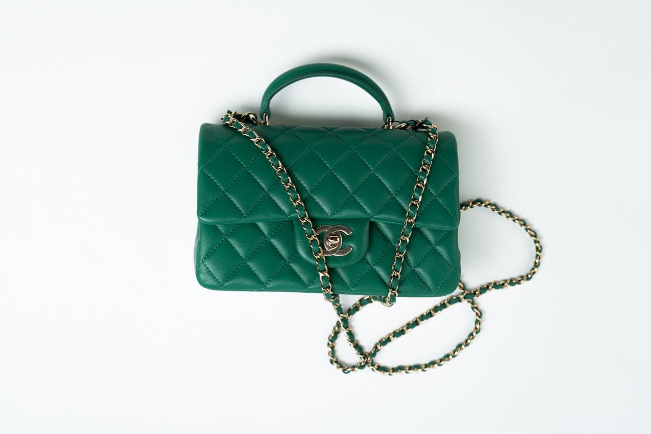 CHANEL Handbag 22A Emerald Green Lambskin Quilted Mini Top Handle LGHW -Knockoff
