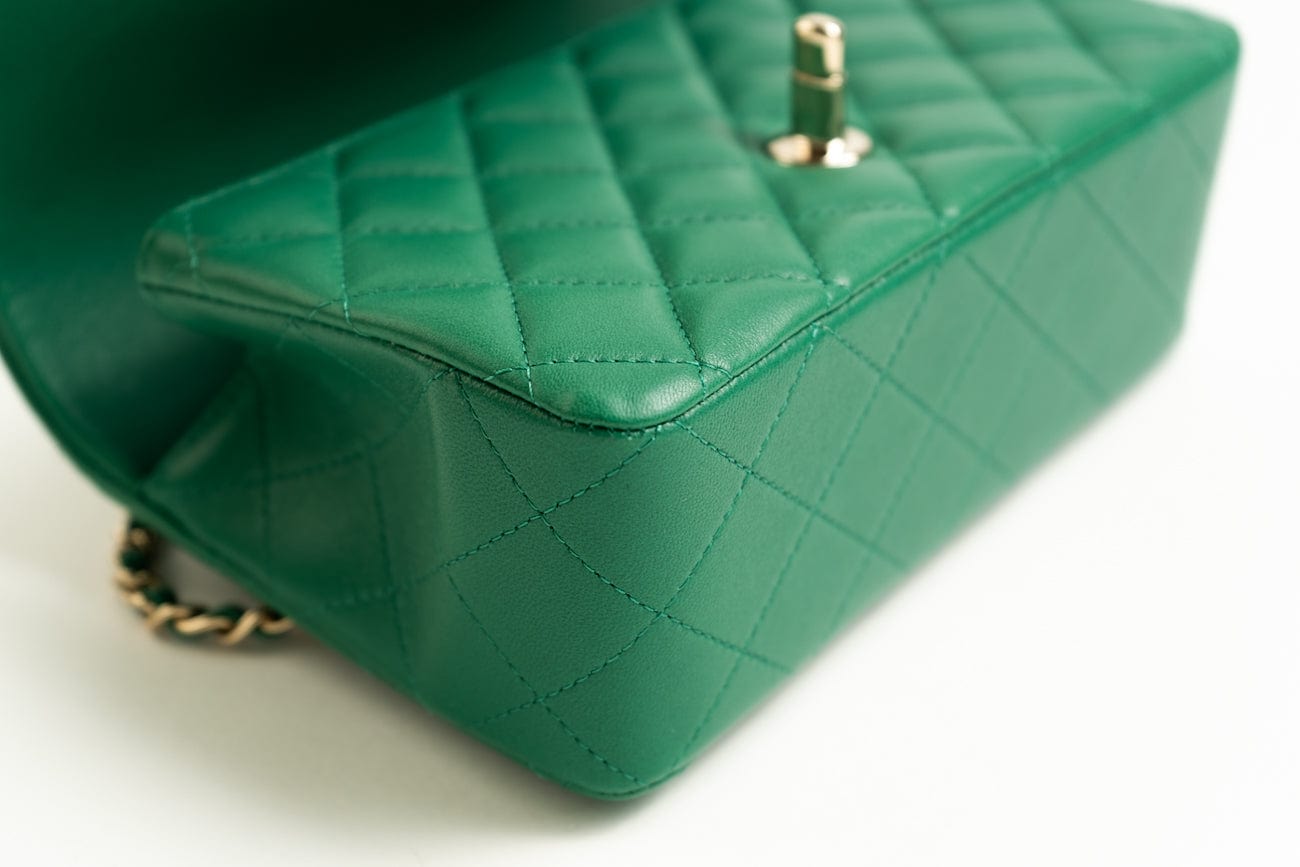 CHANEL Handbag 22A Emerald Green Lambskin Quilted Mini Top Handle LGHW -Knockoff
