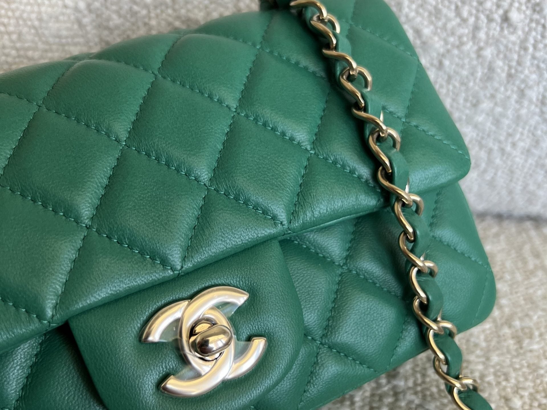 CHANEL Handbag 22A Green Mini Rectangular Lambskin Quilted LGHW -Knockoff
