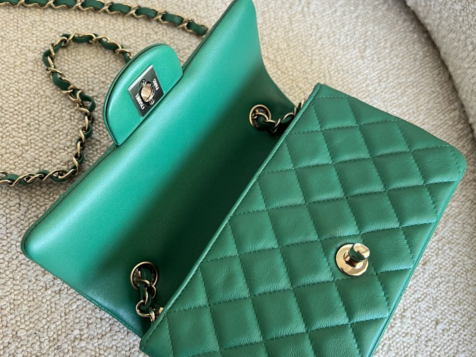 CHANEL Handbag 22A Green Mini Rectangular Lambskin Quilted LGHW -Knockoff
