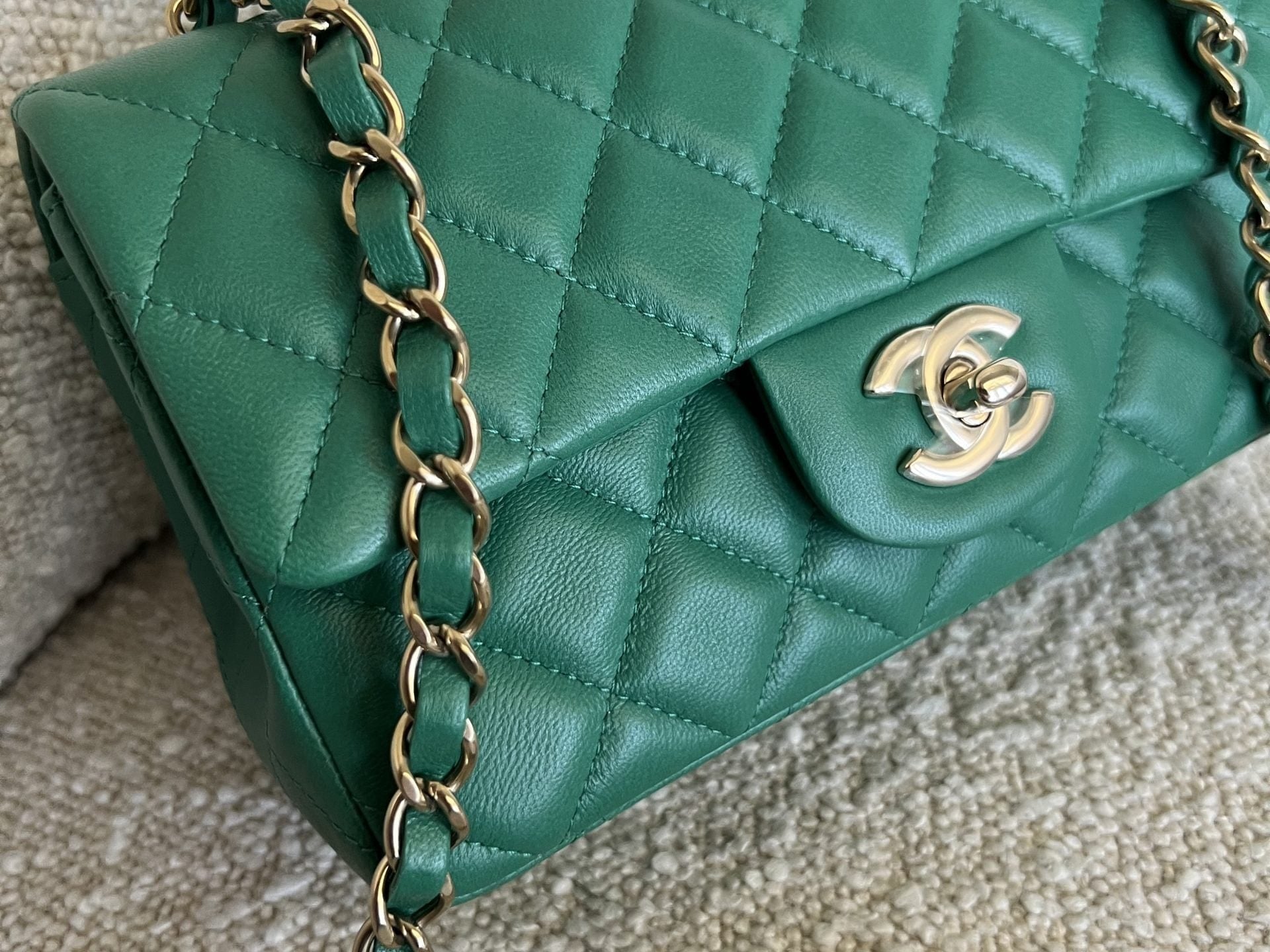 CHANEL Handbag 22A Green Mini Rectangular Lambskin Quilted LGHW -Knockoff
