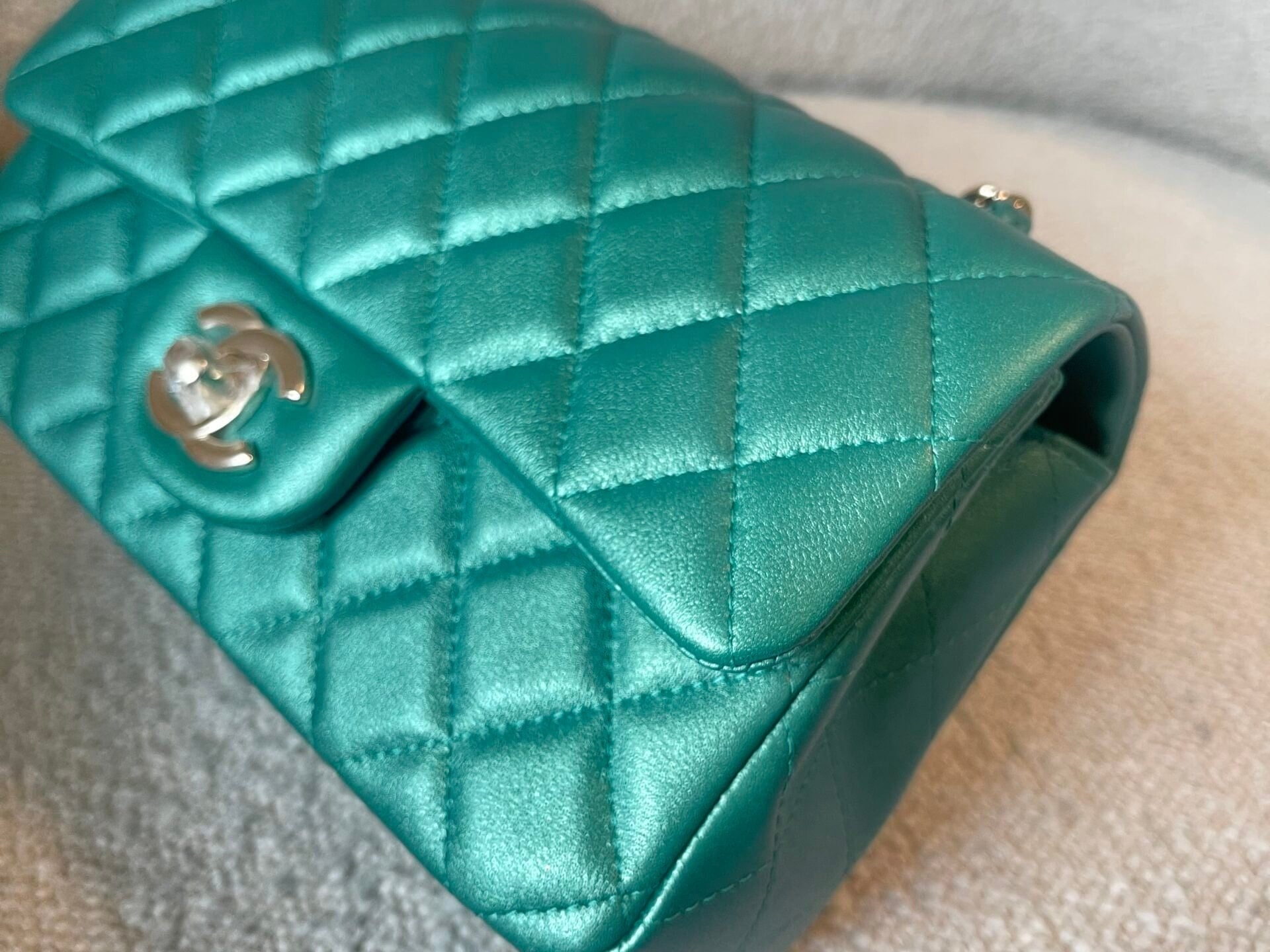 CHANEL Handbag 22A Mini Rectangular Iridescent Green Lambskin Quilted Single Flap LGHW -Knockoff
