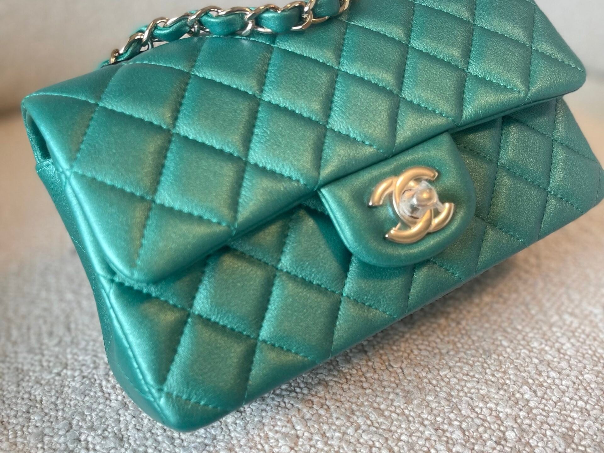 CHANEL Handbag 22A Mini Rectangular Iridescent Green Lambskin Quilted Single Flap LGHW -Knockoff
