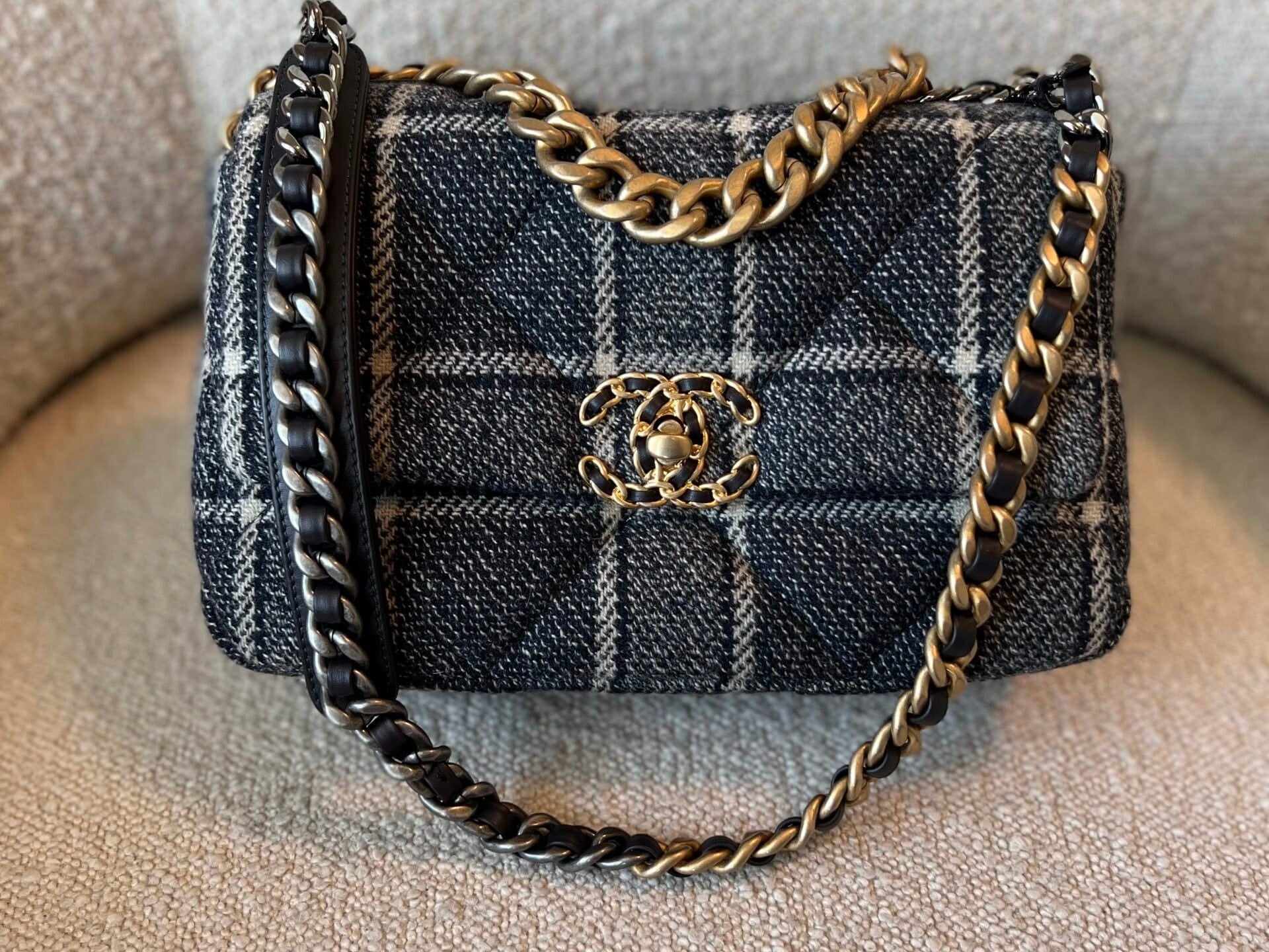 CHANEL Handbag 22A Navy Blue Ecru Tweed Quilted 19 Flap Small Mixed Hardware -Knockoff
