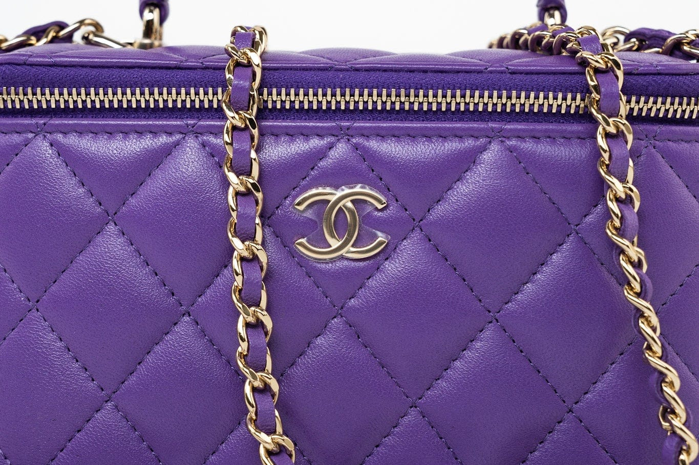 CHANEL Handbag 22A Purple Lambskin Quilted Vanity Case w/ Mirror Light Gold Hardware -Knockoff
