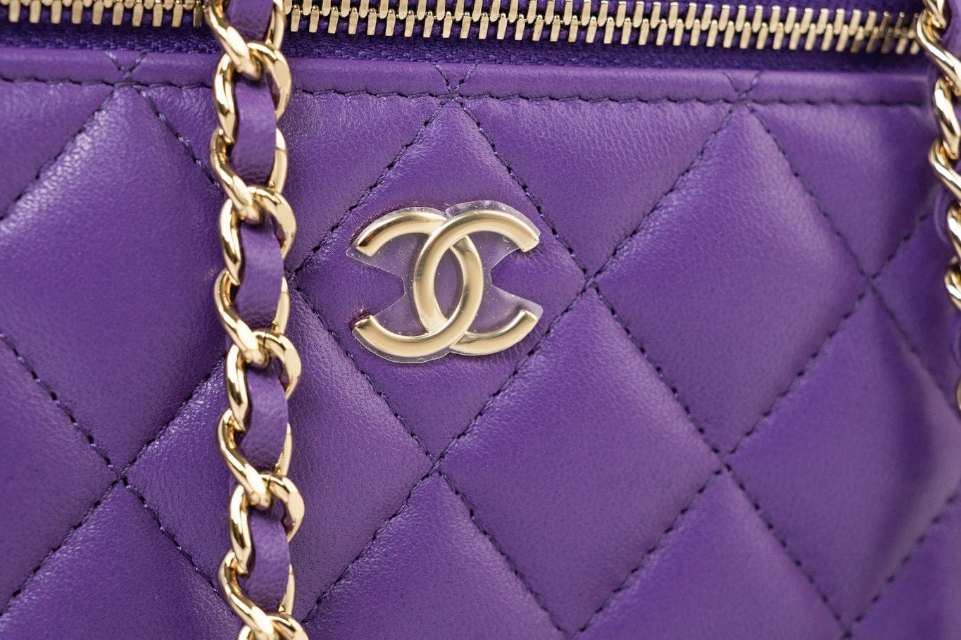 CHANEL Handbag 22A Purple Lambskin Quilted Vanity Case w/ Mirror Light Gold Hardware -Knockoff
