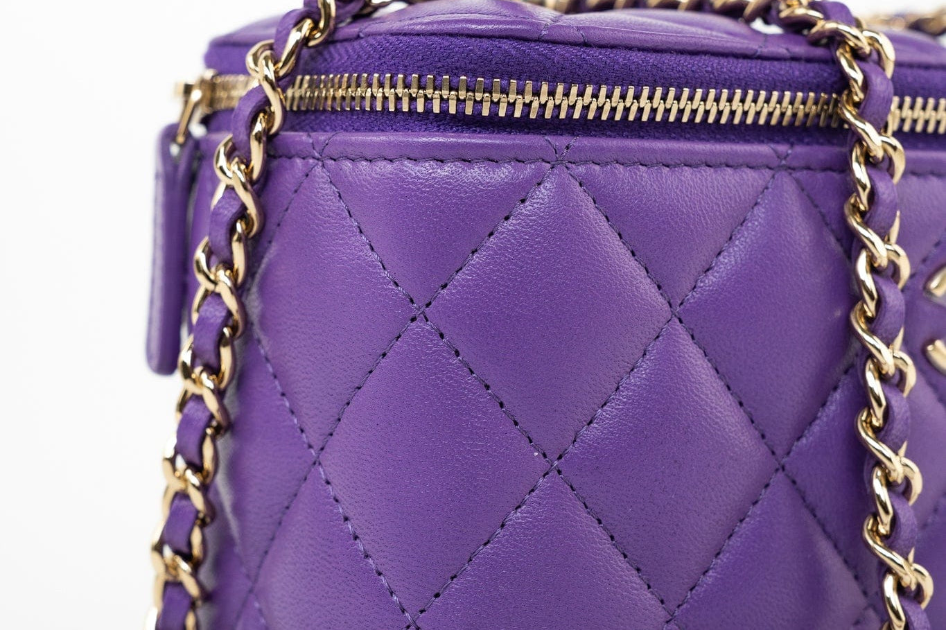 CHANEL Handbag 22A Purple Lambskin Quilted Vanity Case w/ Mirror Light Gold Hardware -Knockoff
