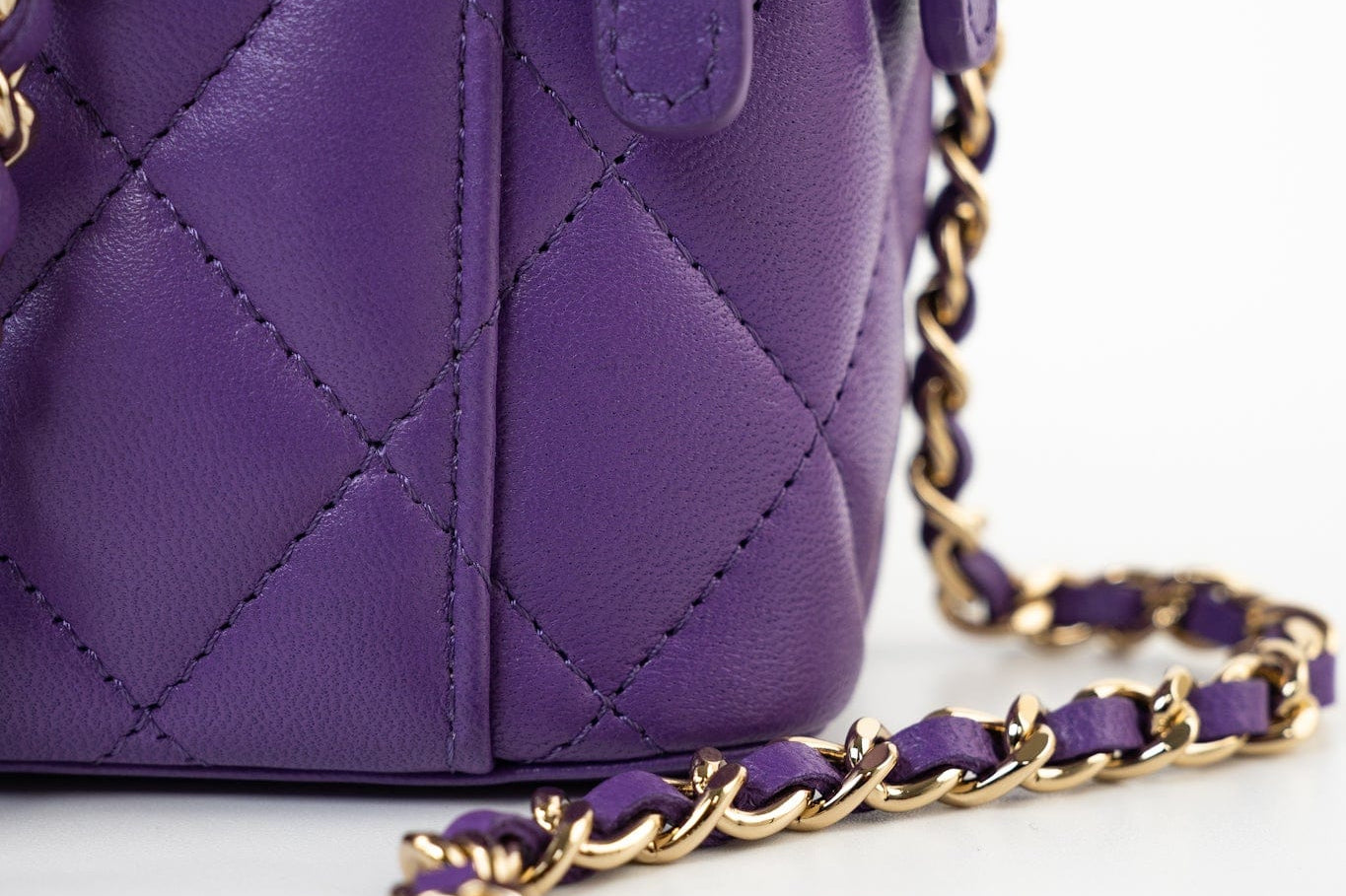 CHANEL Handbag 22A Purple Lambskin Quilted Vanity Case w/ Mirror Light Gold Hardware -Knockoff
