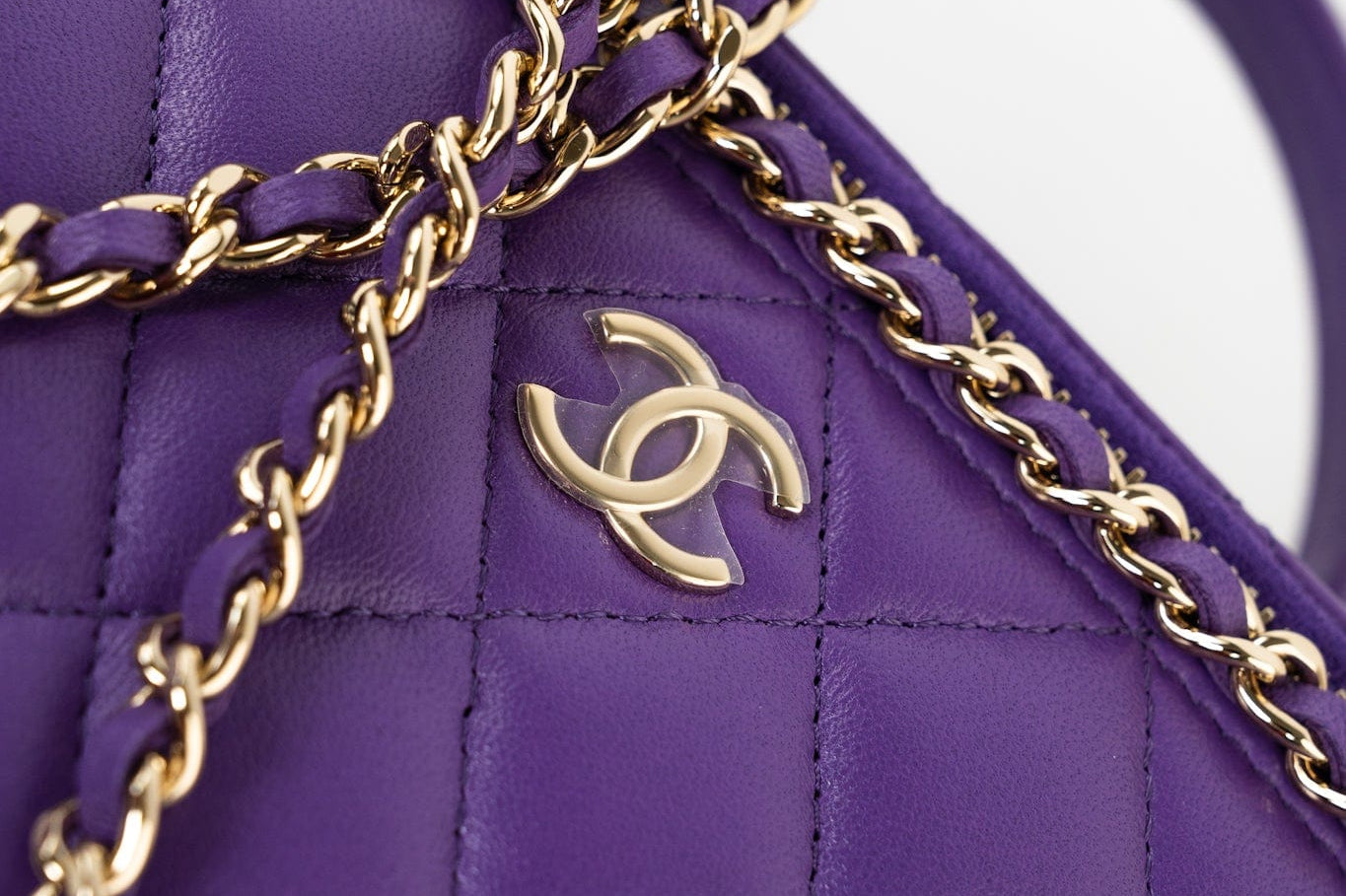 CHANEL Handbag 22A Purple Lambskin Quilted Vanity Case w/ Mirror Light Gold Hardware -Knockoff
