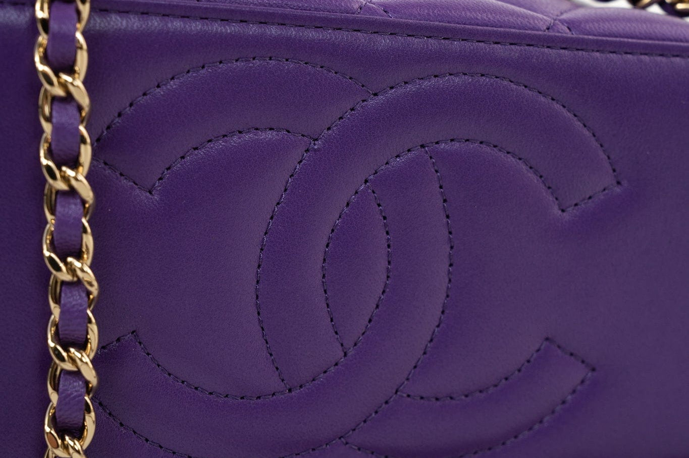 CHANEL Handbag 22A Purple Lambskin Quilted Vanity Case w/ Mirror Light Gold Hardware -Knockoff
