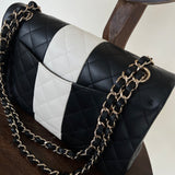 CHANEL Handbag 22C B&W Lambskin Quilted Classic Flap Medium LGHW -Knockoff
