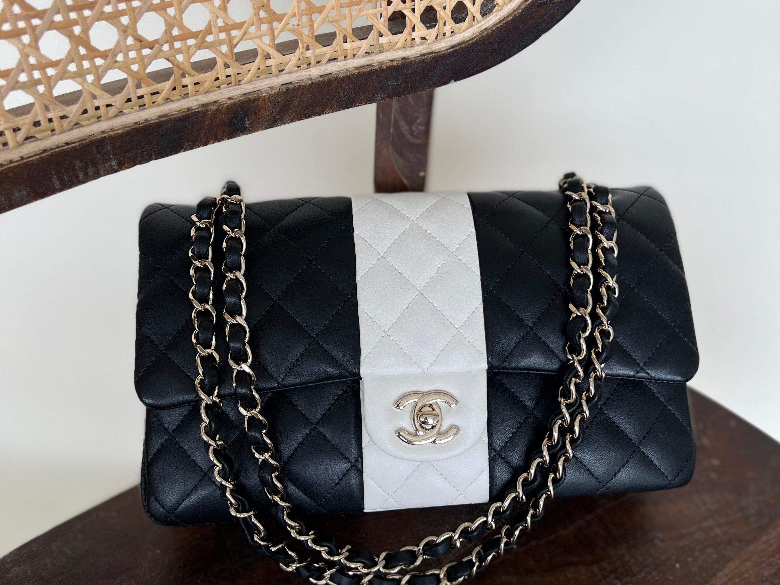 CHANEL Handbag 22C B&W Lambskin Quilted Classic Flap Medium LGHW -Knockoff
