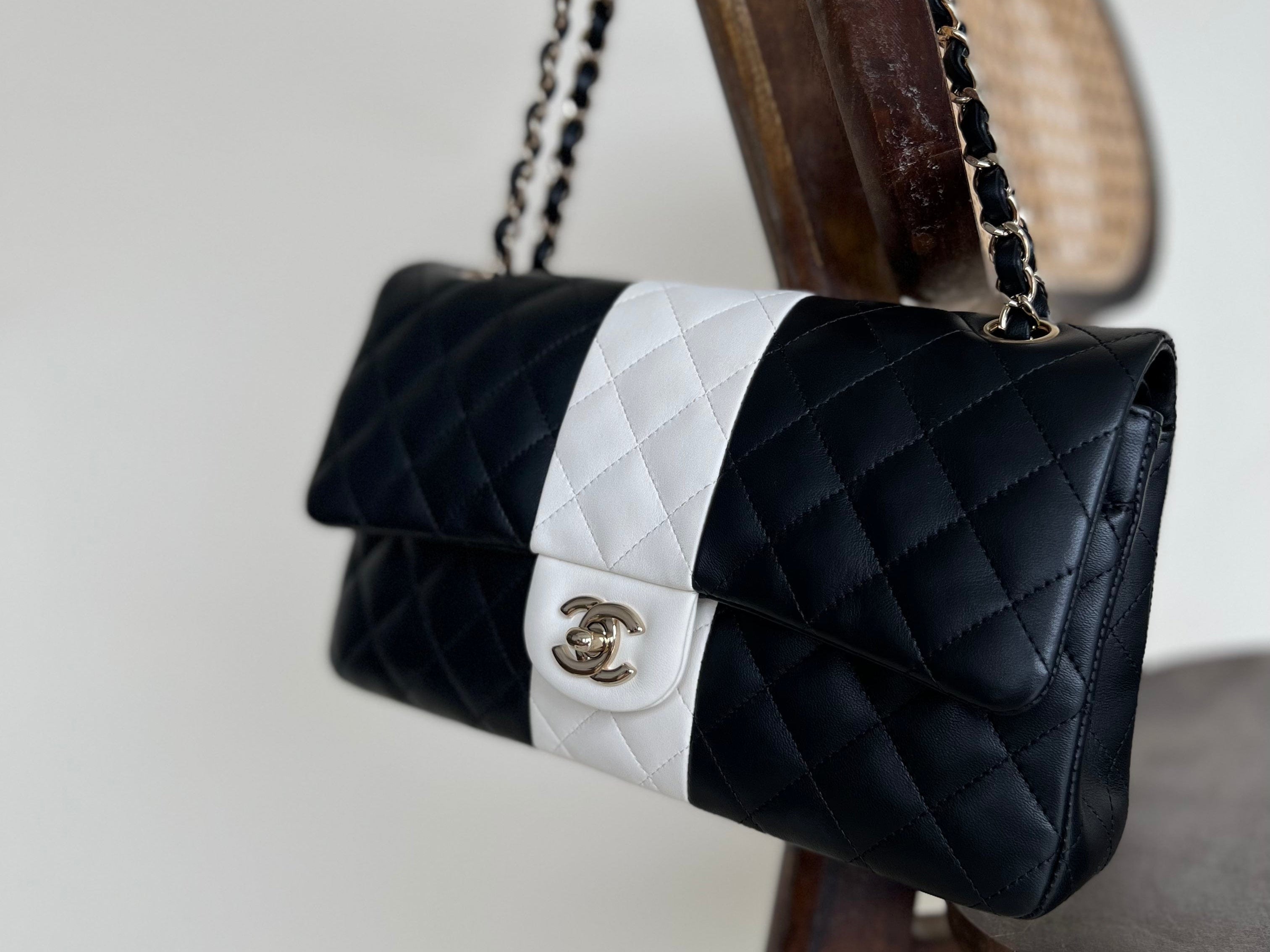 CHANEL Handbag 22C B&W Lambskin Quilted Classic Flap Medium LGHW -Knockoff
