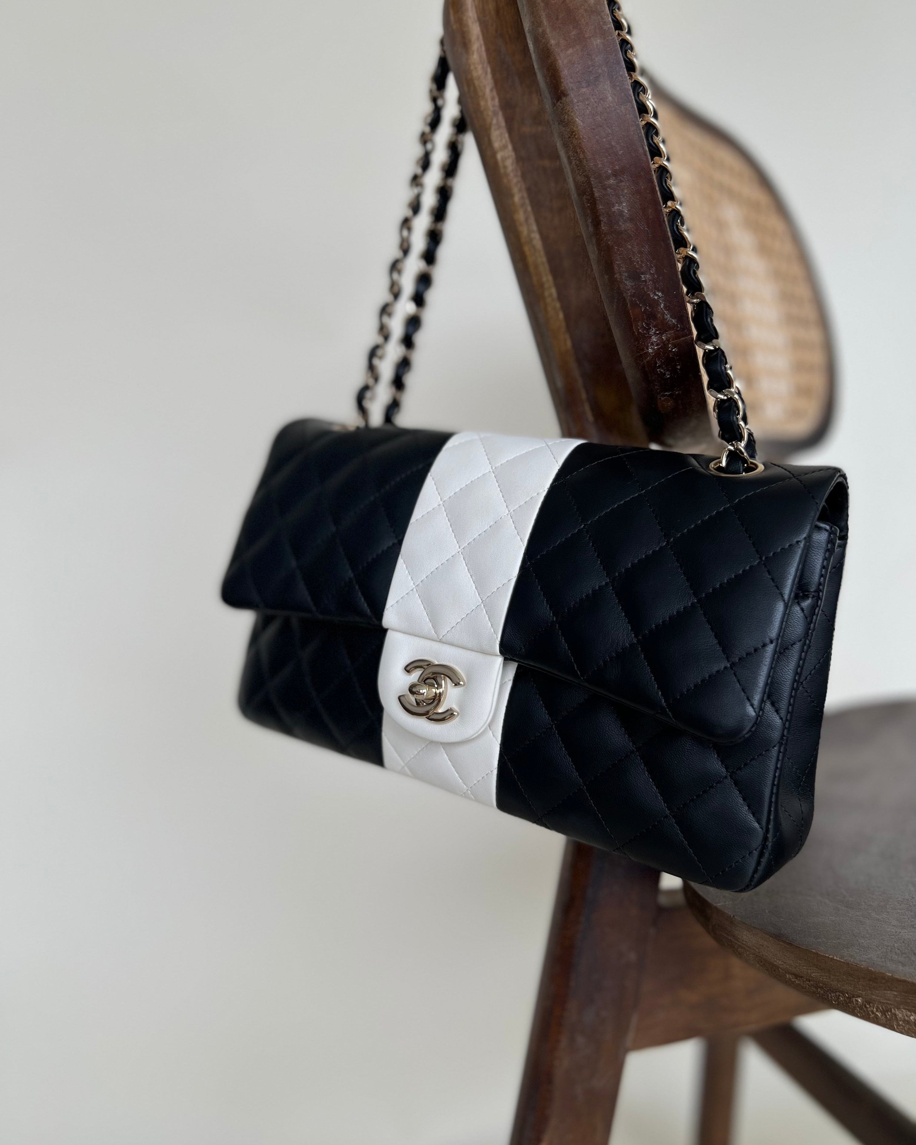 CHANEL Handbag 22C B&W Lambskin Quilted Classic Flap Medium LGHW -Knockoff
