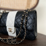 CHANEL Handbag 22C B&W Lambskin Quilted Classic Flap Medium LGHW -Knockoff
