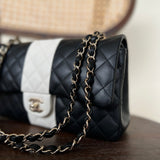 CHANEL Handbag 22C B&W Lambskin Quilted Classic Flap Medium LGHW -Knockoff
