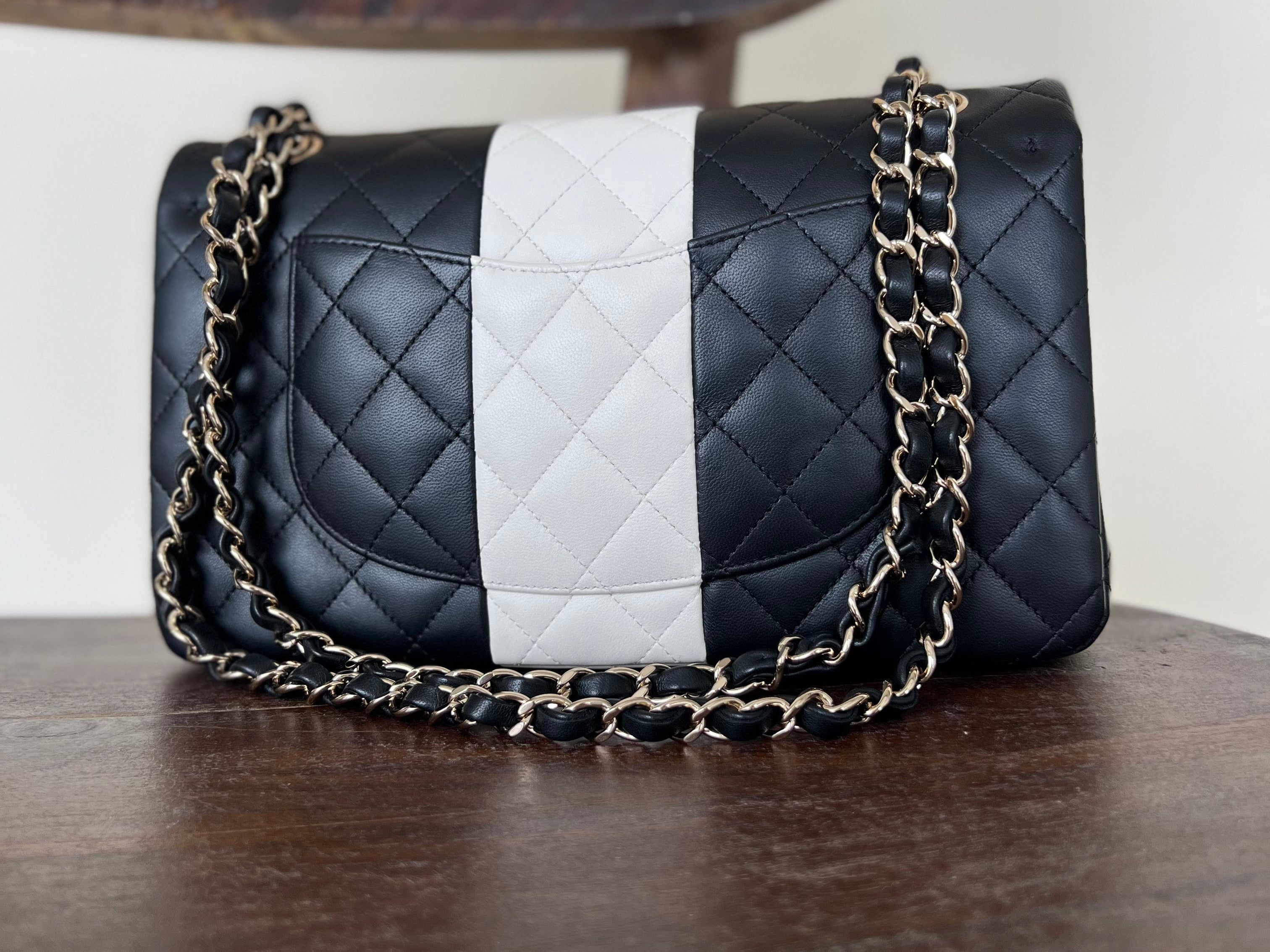 CHANEL Handbag 22C B&W Lambskin Quilted Classic Flap Medium LGHW -Knockoff
