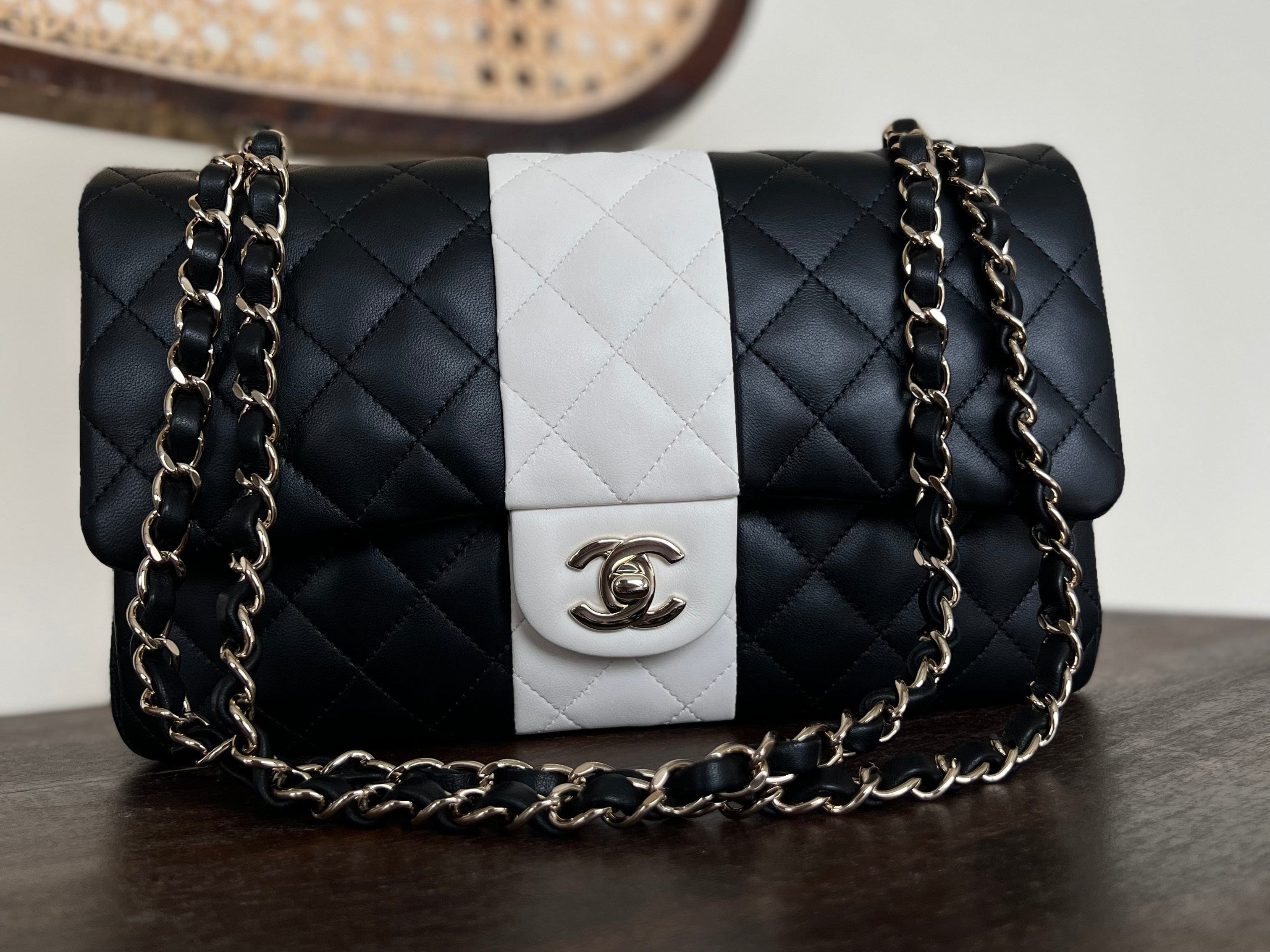 CHANEL Handbag 22C B&W Lambskin Quilted Classic Flap Medium LGHW -Knockoff
