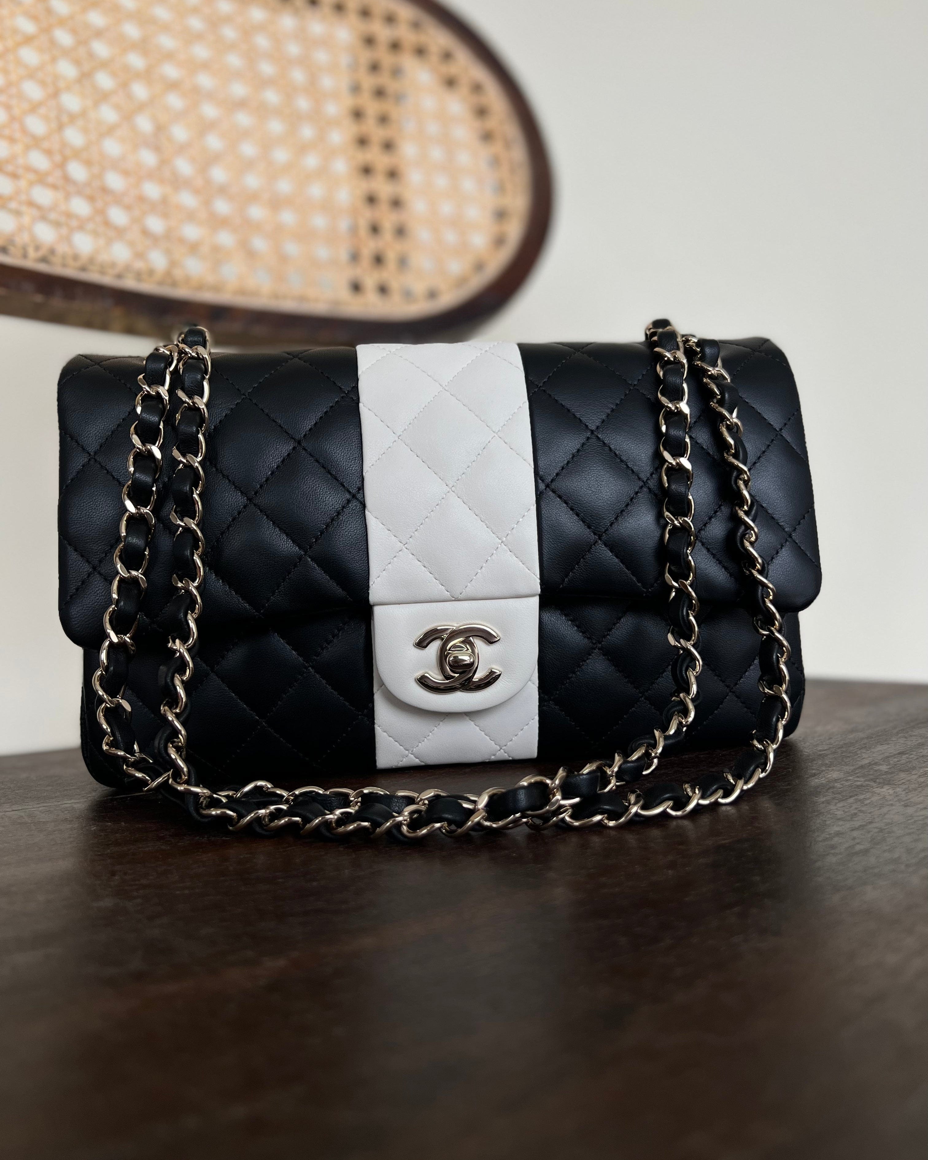 CHANEL Handbag 22C B&W Lambskin Quilted Classic Flap Medium LGHW -Knockoff
