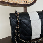 CHANEL Handbag 22C B&W Lambskin Quilted Classic Flap Medium LGHW -Knockoff
