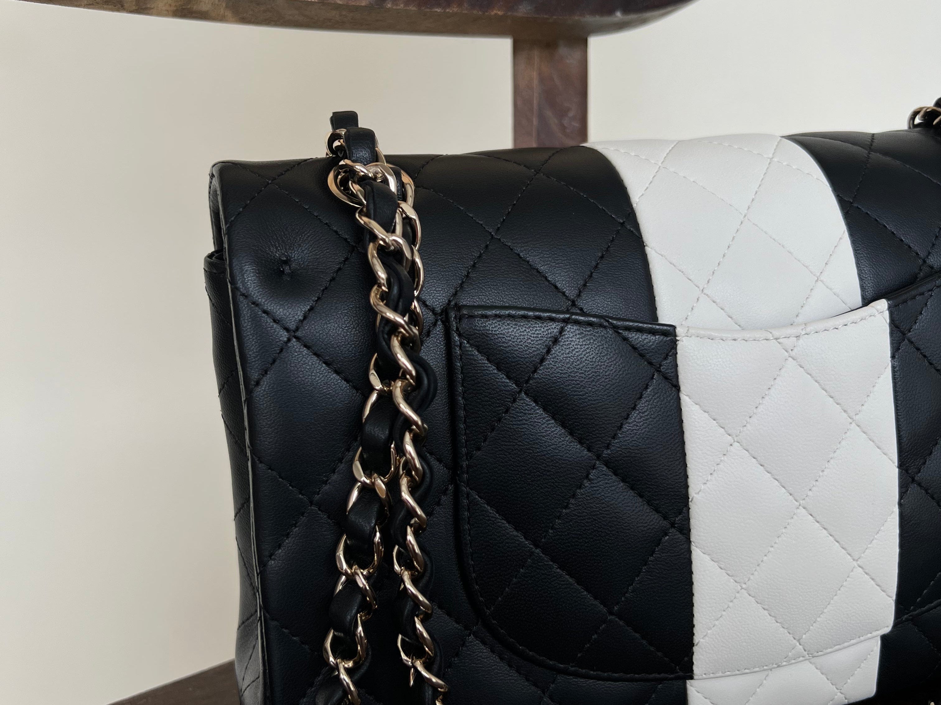 CHANEL Handbag 22C B&W Lambskin Quilted Classic Flap Medium LGHW -Knockoff
