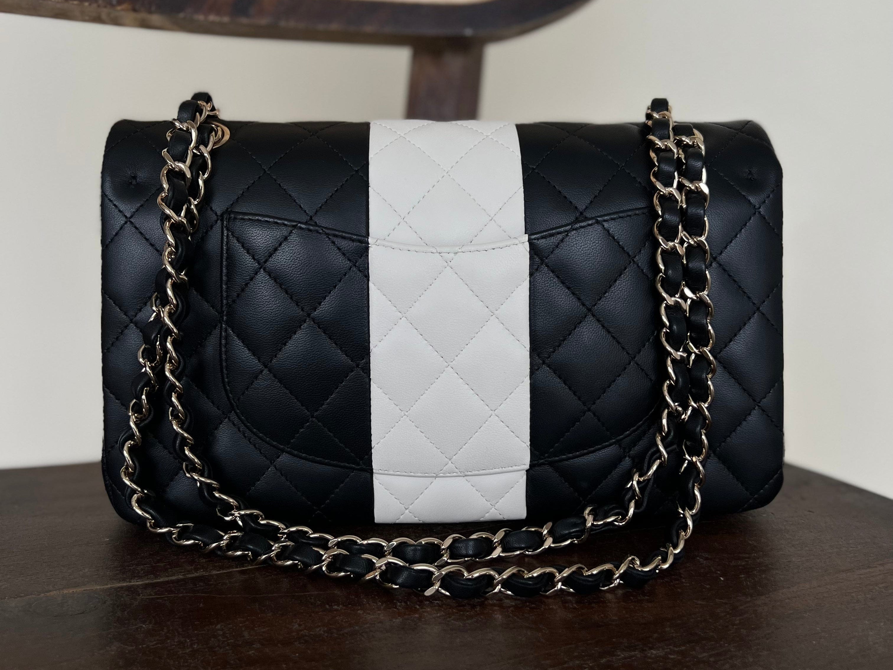 CHANEL Handbag 22C B&W Lambskin Quilted Classic Flap Medium LGHW -Knockoff
