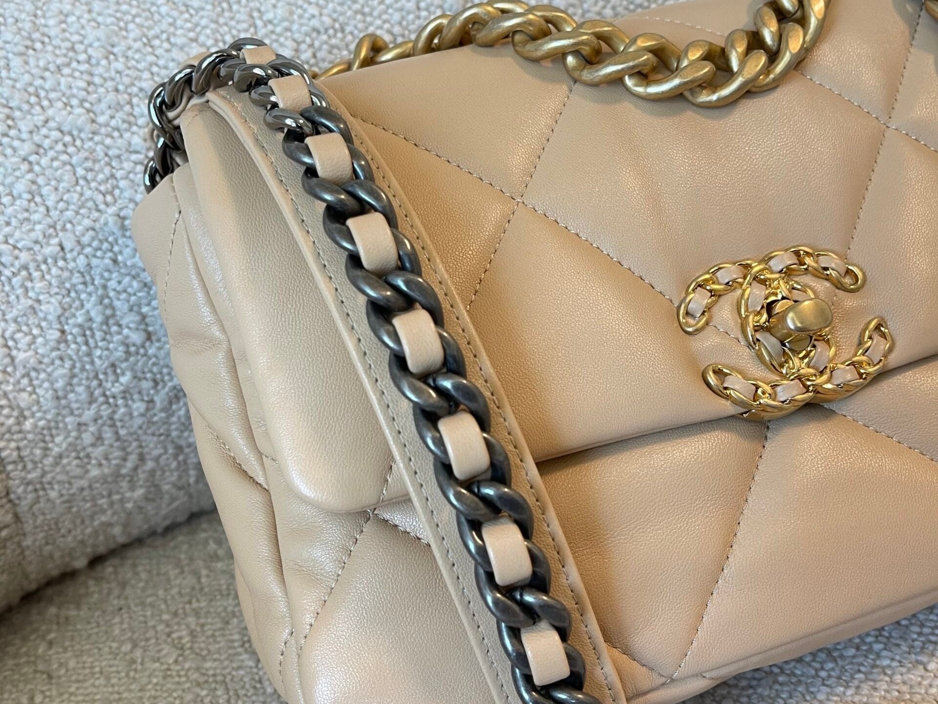 CHANEL Handbag 22C Beige Clair 19 Flap Small MHW -Knockoff
